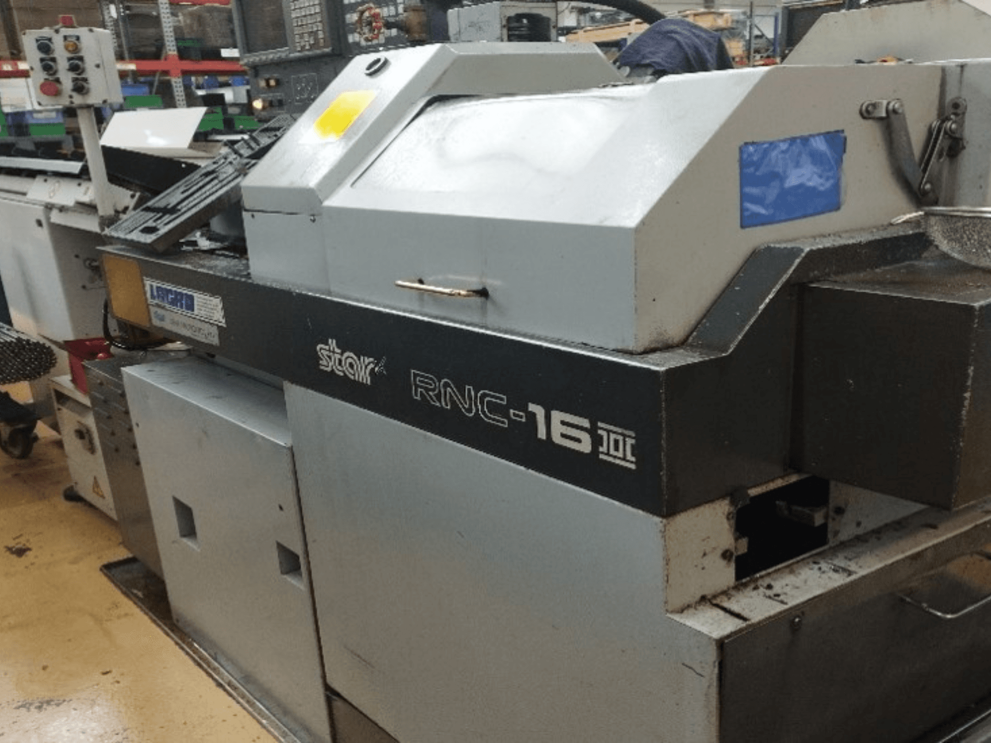 Tour de type suisse Star RNC16B-1, vue de face, présentant le panneau de commande et les composants de la machine dans un atelier.