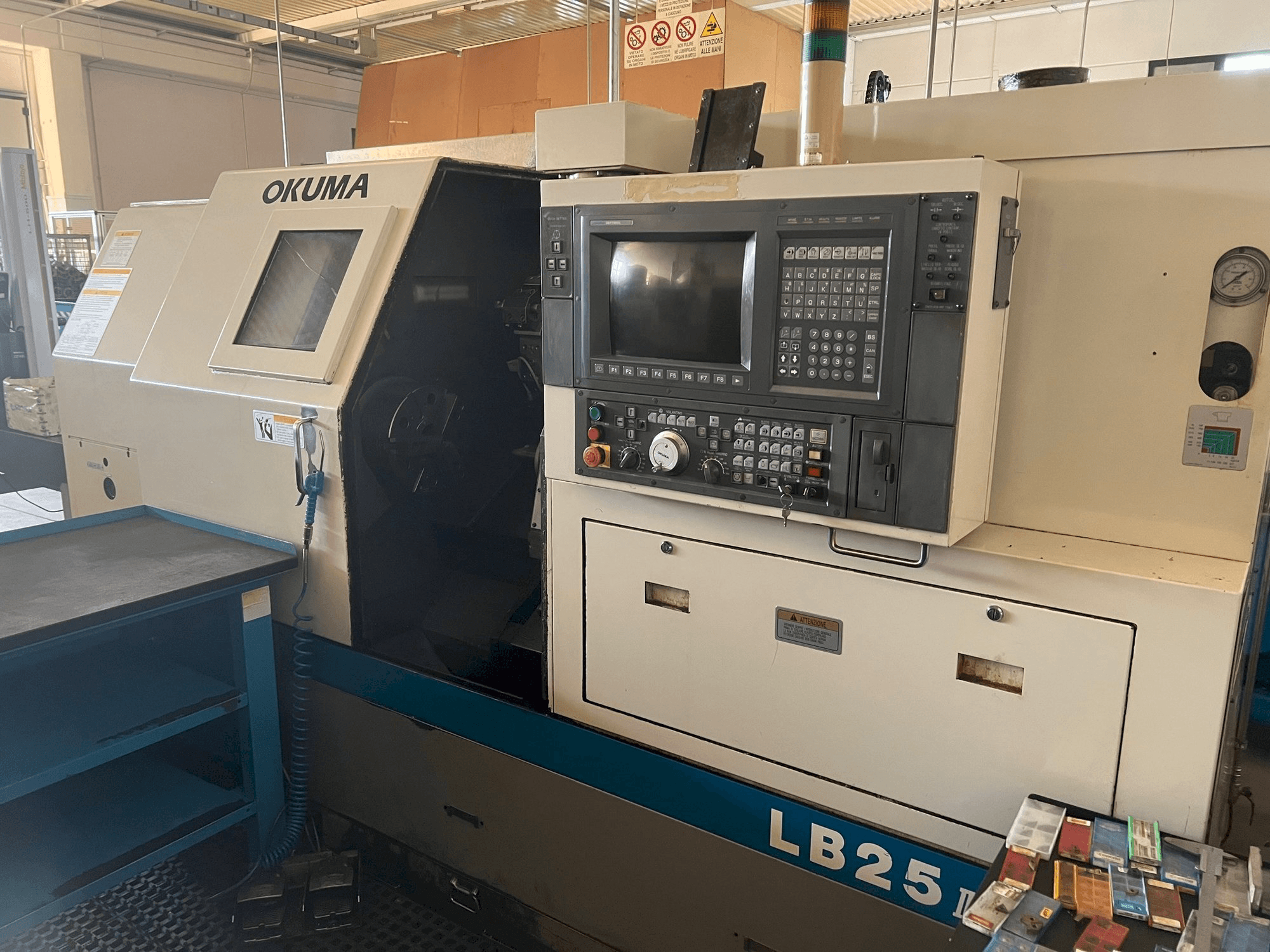Vue de face de la machine Okuma LB 25 II