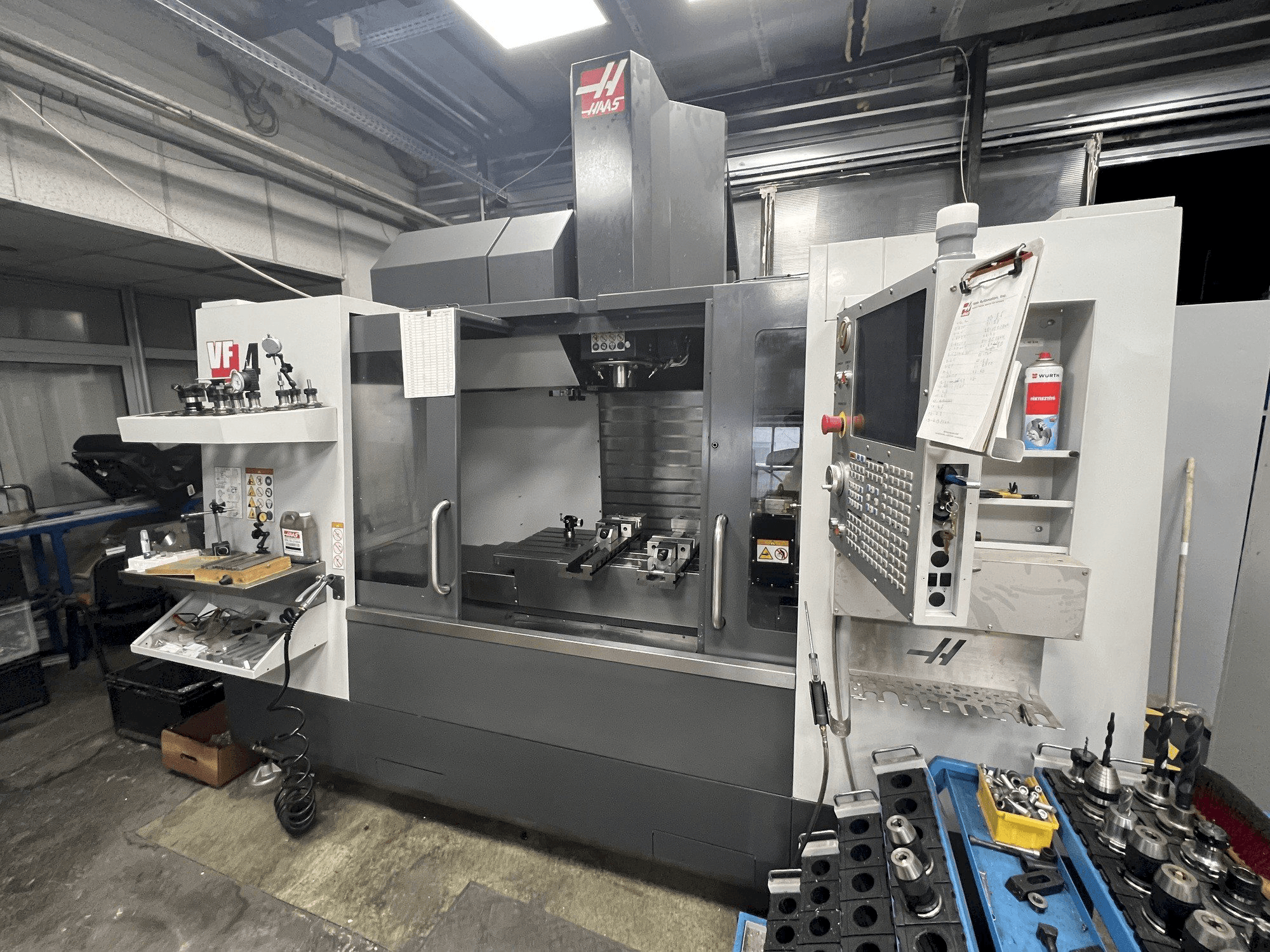 Vue de face de la machine HAAS VF-4