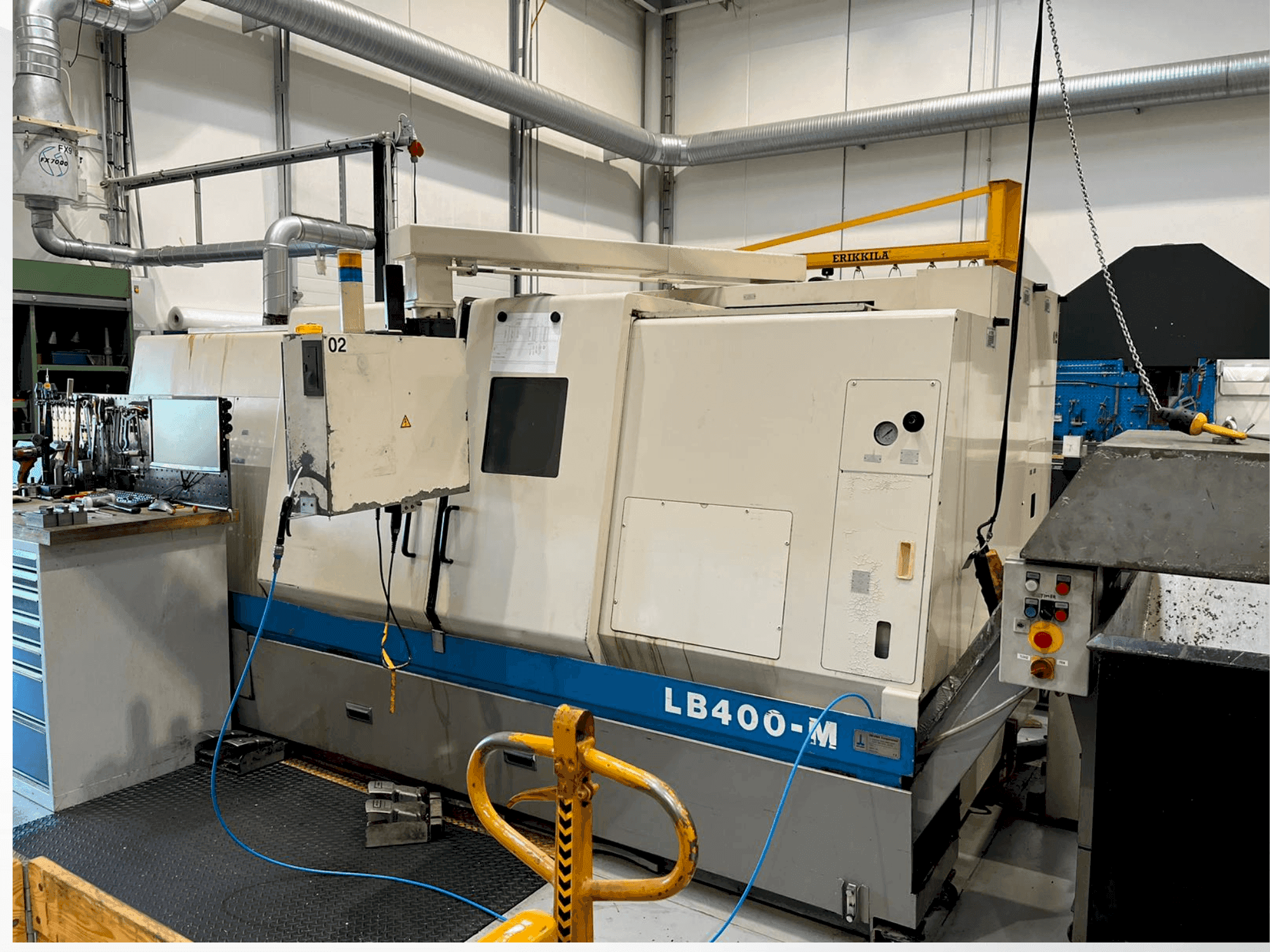 Vue de face de la machine Okuma LB400 M