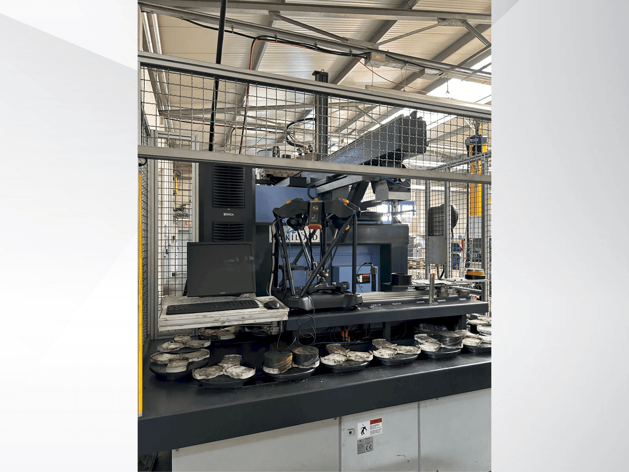 Vue latérale de la machine DOOSAN Puma 2600 SY II