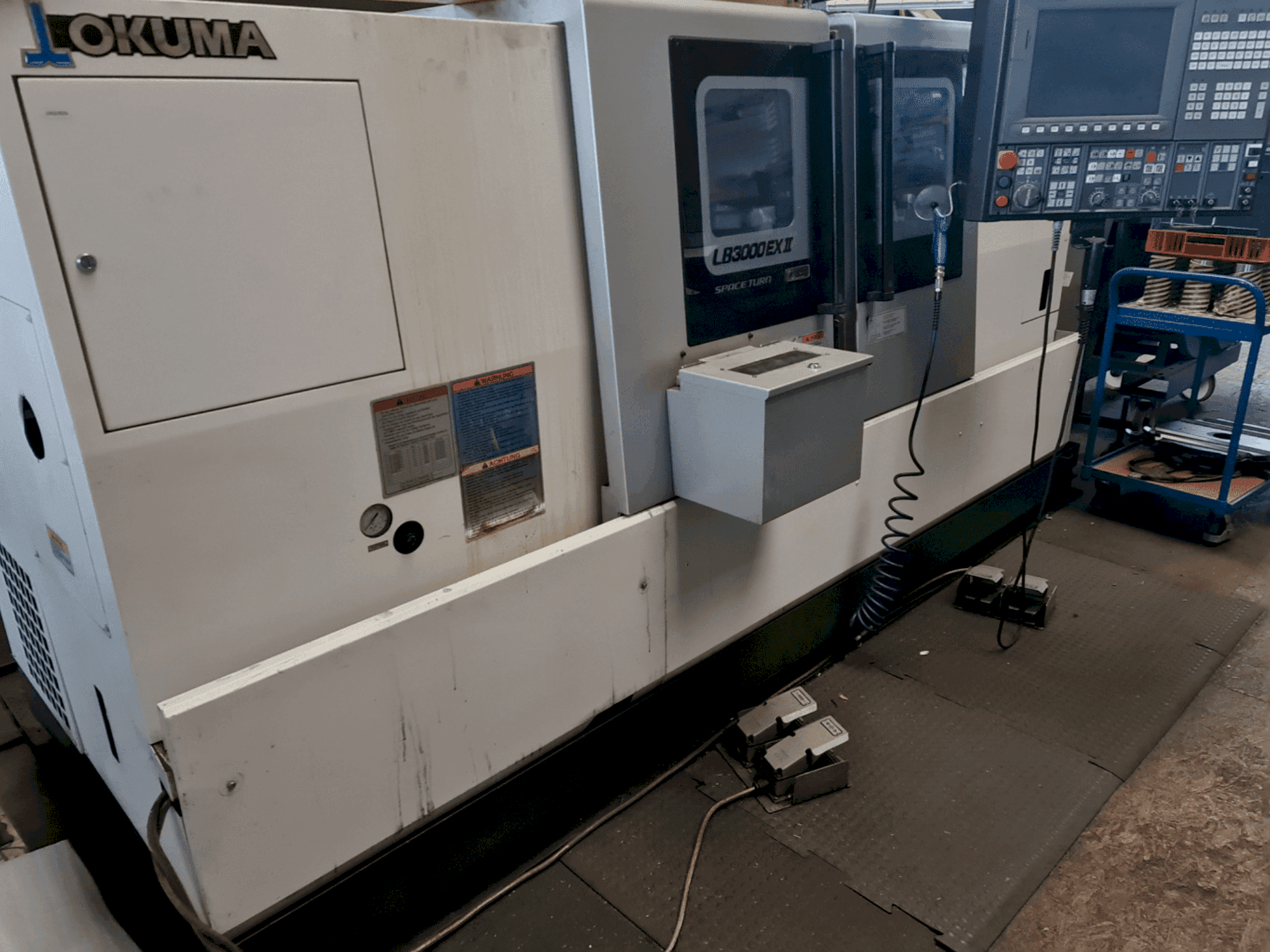Vue de face de la machine Okuma LB3000 EX II