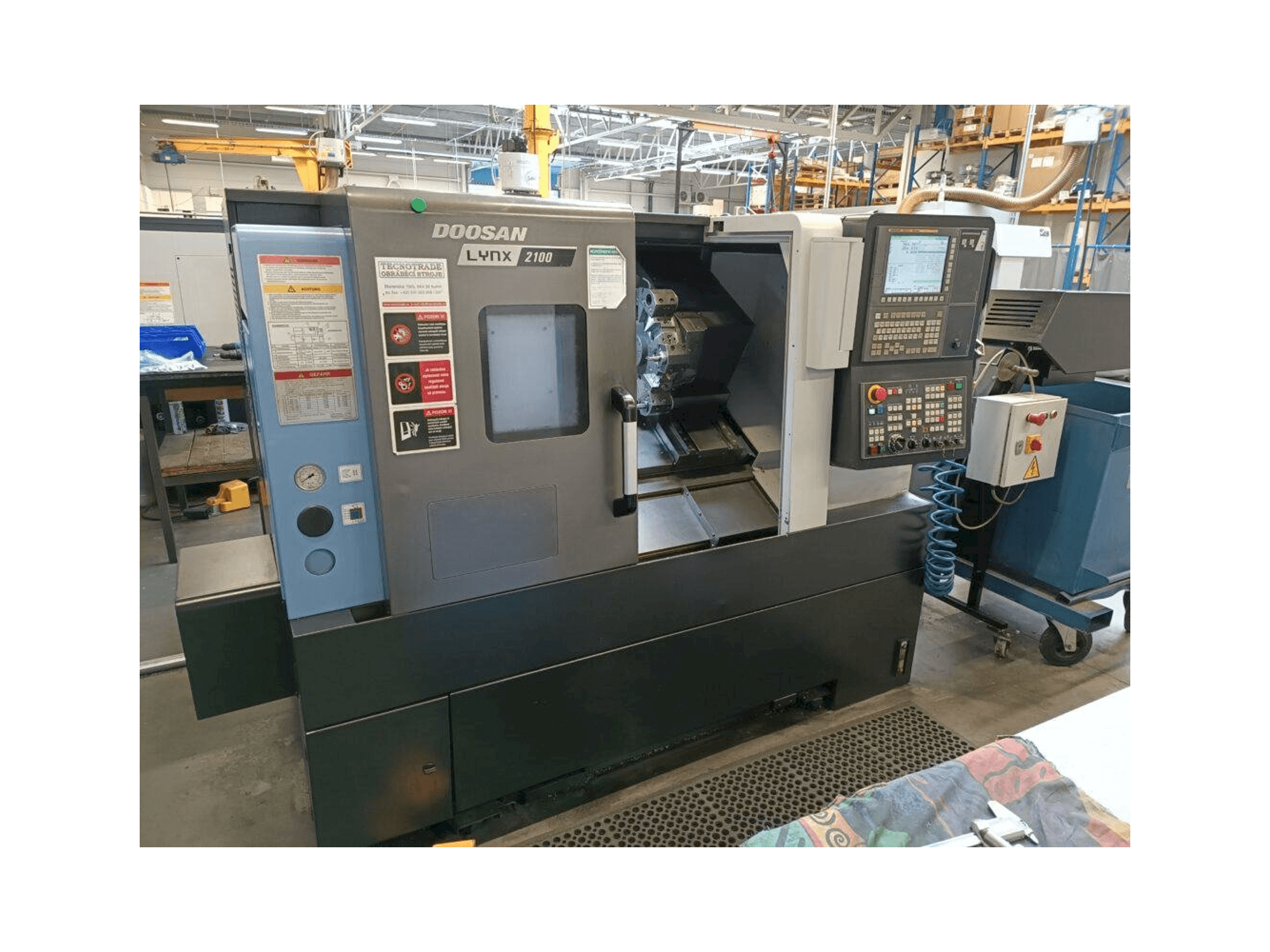 Vue de face de la machine DOOSAN Lynx 2100A