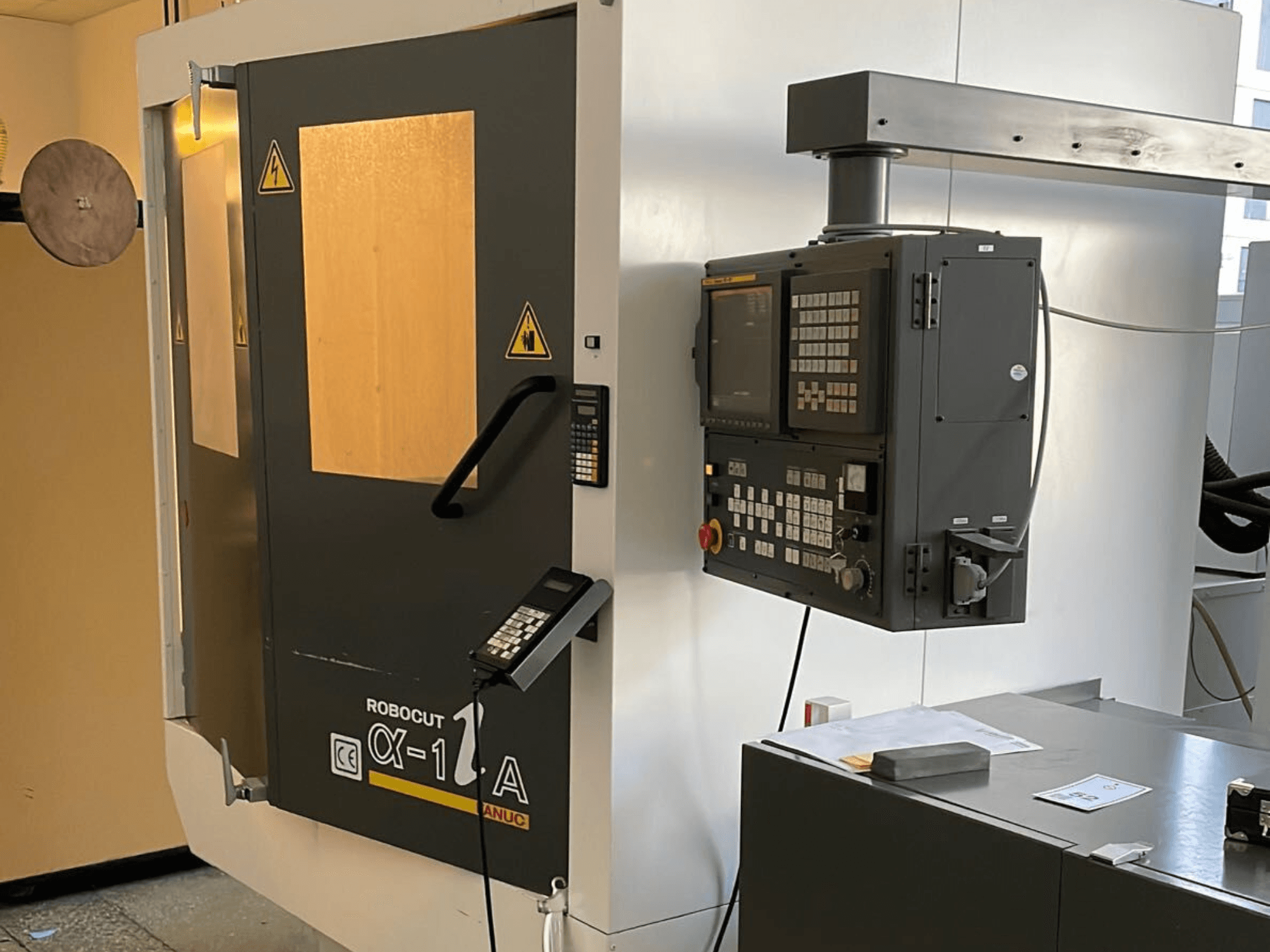 Robocut CX-1 Machine avec panneau de commande ; vue de face montrant les portes de sécurité et l'interface d'utilisation.