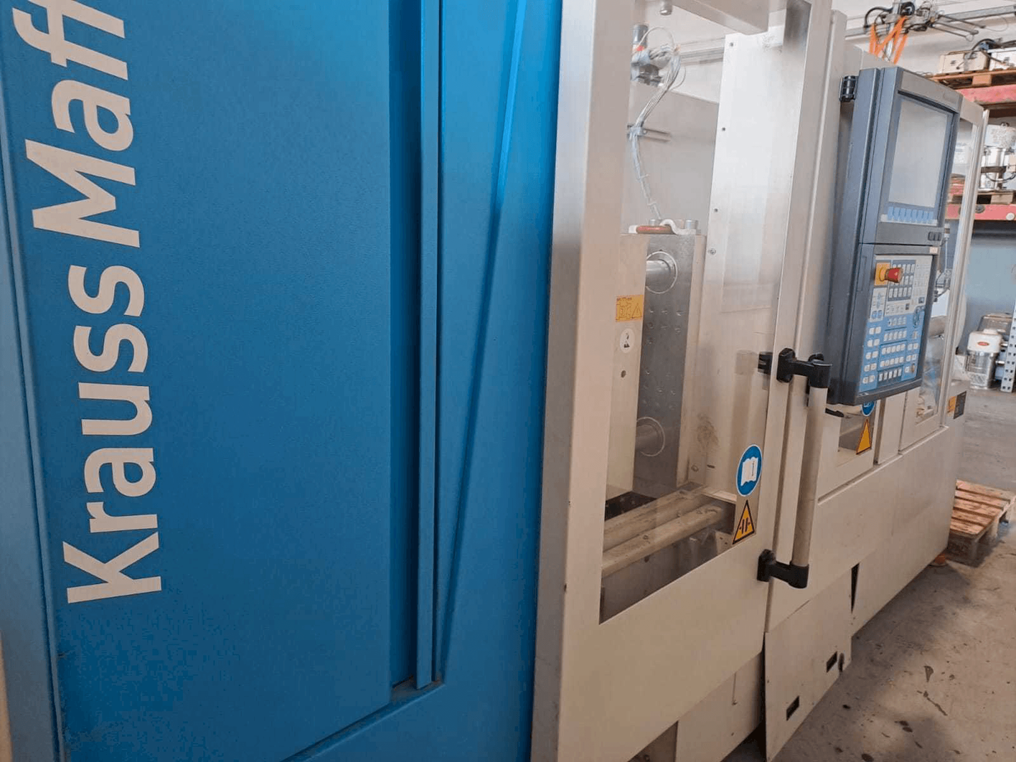 Vue de face de la machine Krauss Maffei 35-180CX