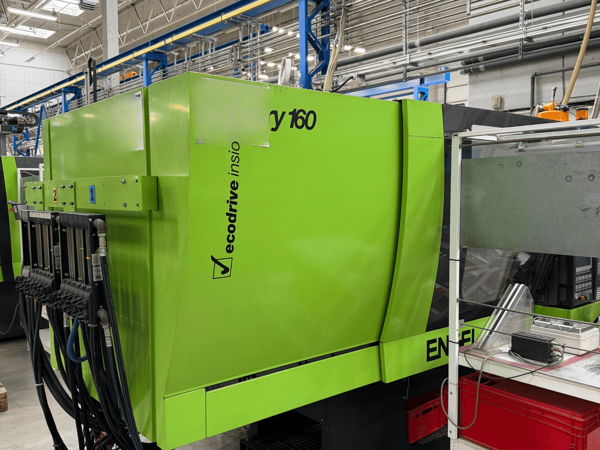 Presse à injection hydraulique Engel Victory 500/160 tech de couleur verte, vue de profil montrant le panneau de commande et la fonction Ecodrive.