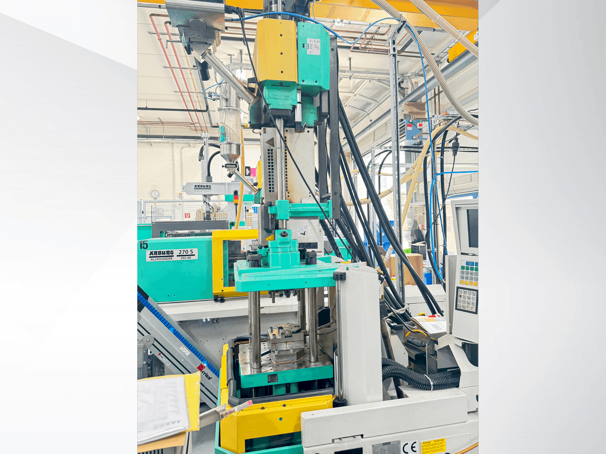 Vue de face de la machine Arburg 220 S 150-60U