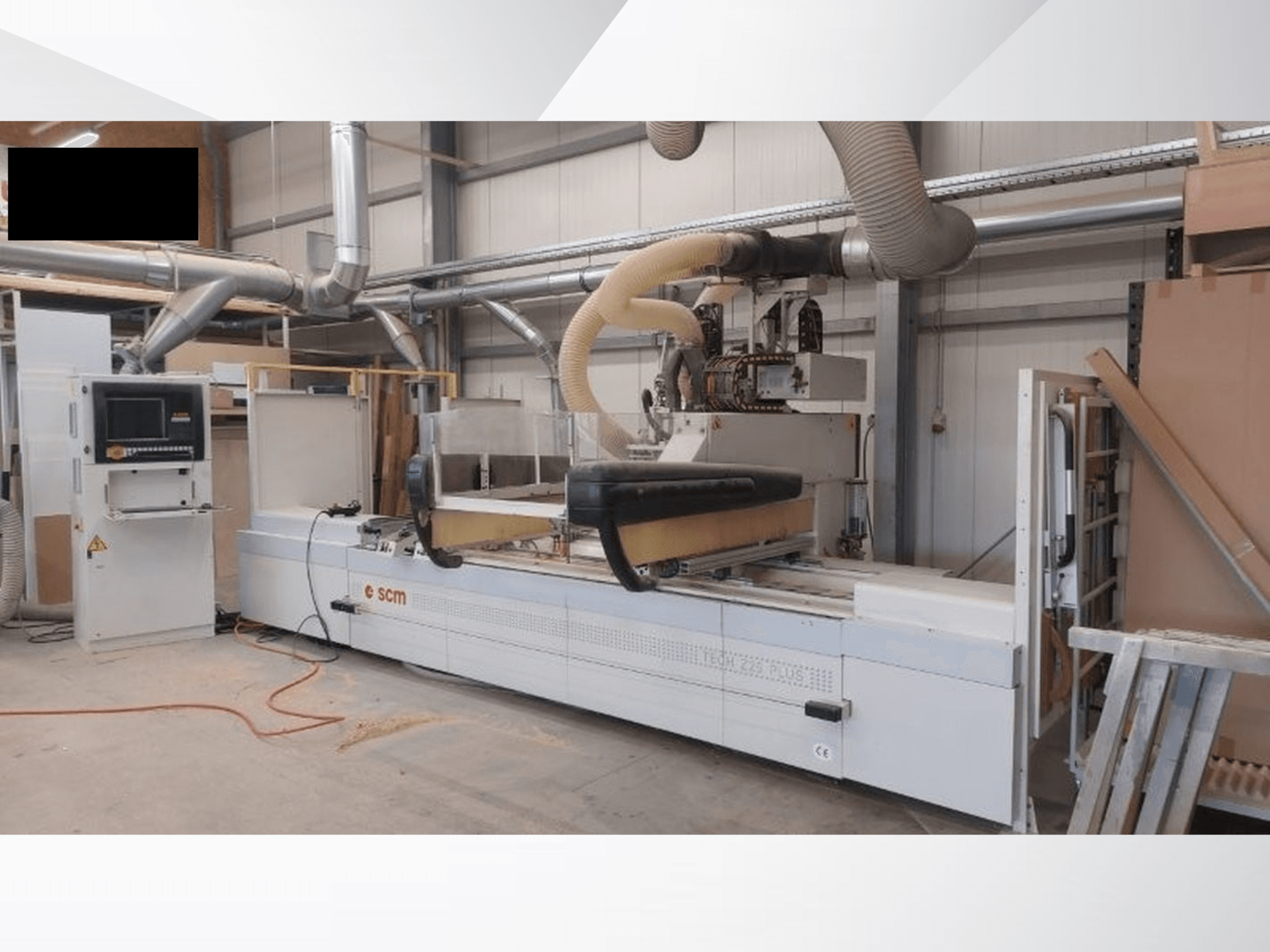Centre d'usinage CNC SCM TECH Z25 PLUS H-R4 dans un atelier, vue de face montrant le panneau de commande et le système d'extraction des poussières.