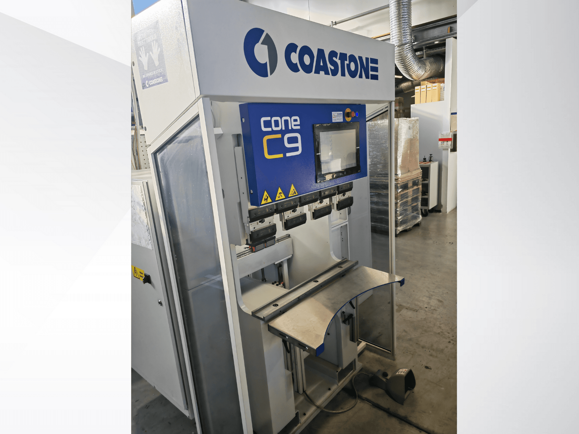 Machine Coastone Cone C9 vue de face, avec panneau de commande et plan de travail en acier inoxydable.