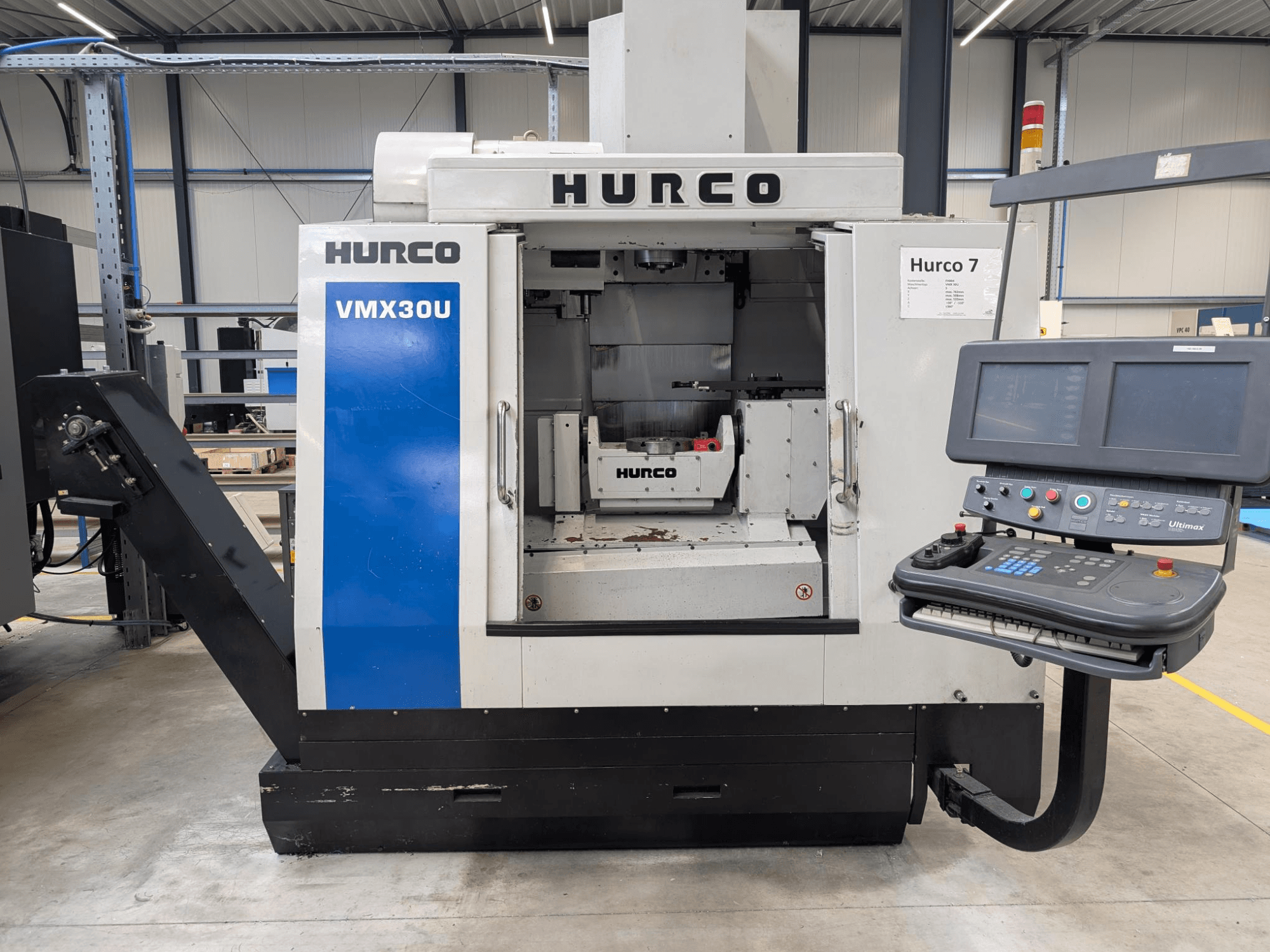 Machine CNC Hurco VMX30U vue de face avec panneau de commande ; elle se caractérise par un intérieur spacieux et une interface de commande précise.