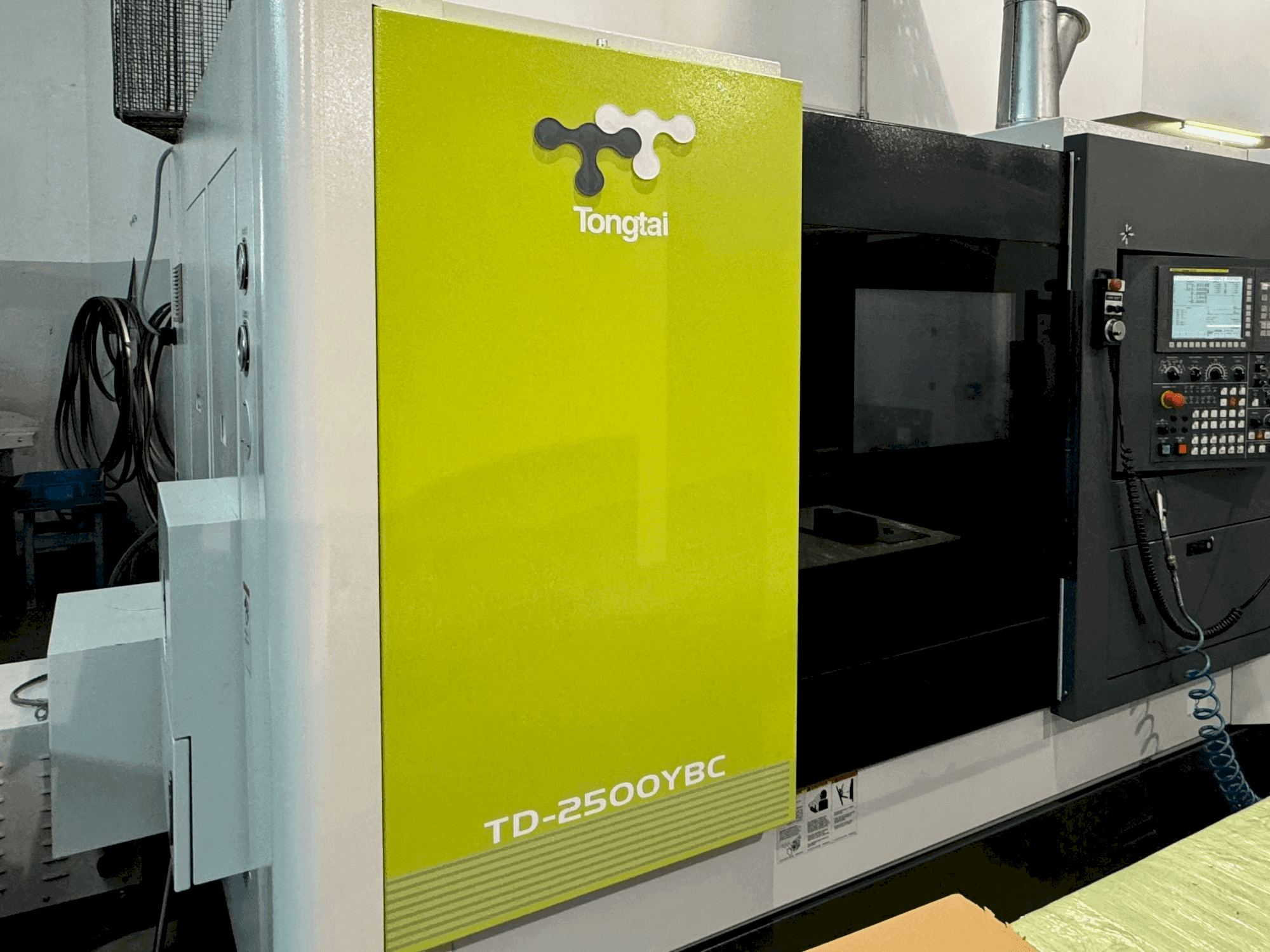 Vue de face de la machine Tongtai TD-2500YBC