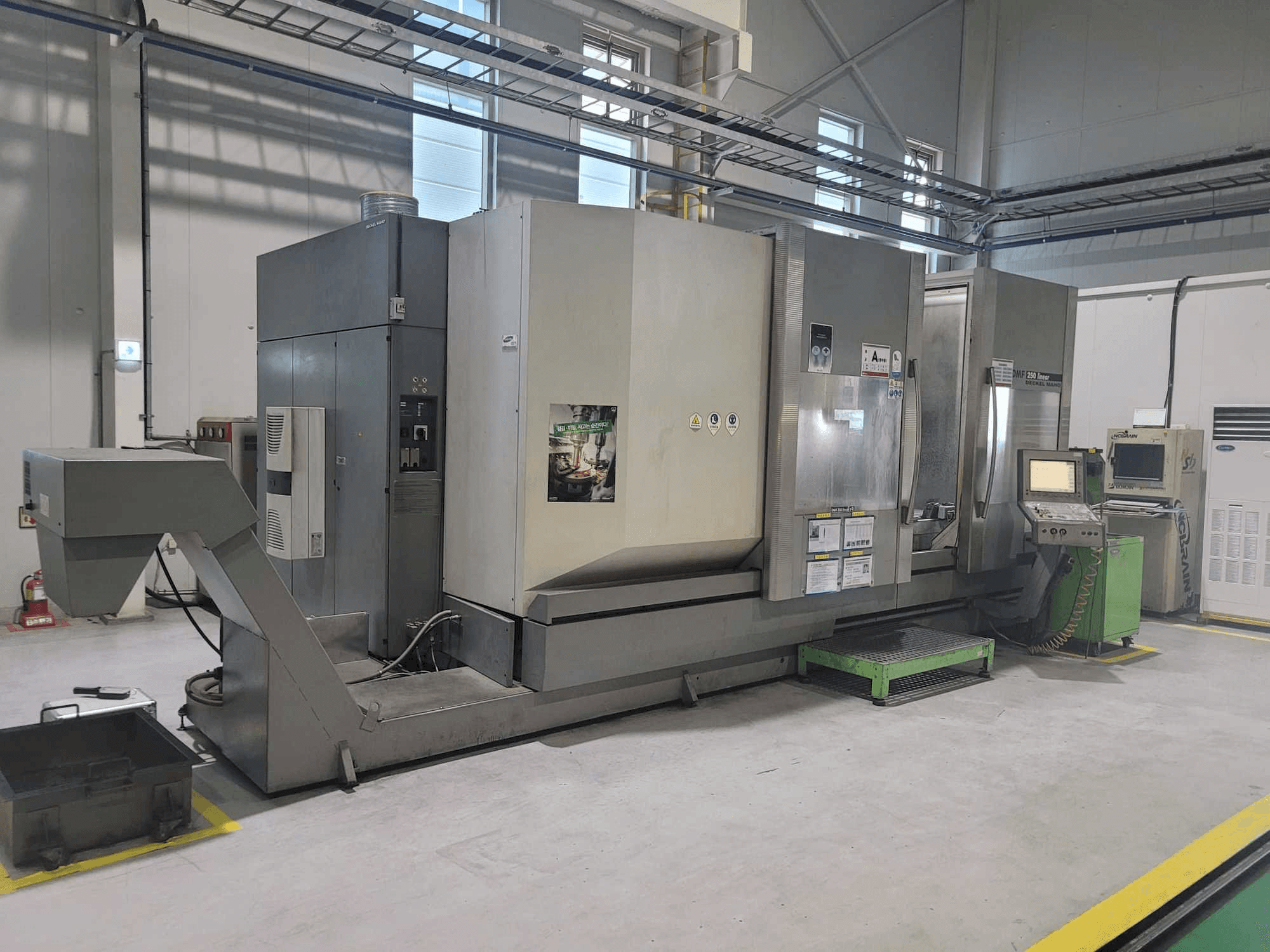 Vue latérale gauche de la machine DECKEL MAHO DMF 250 linear