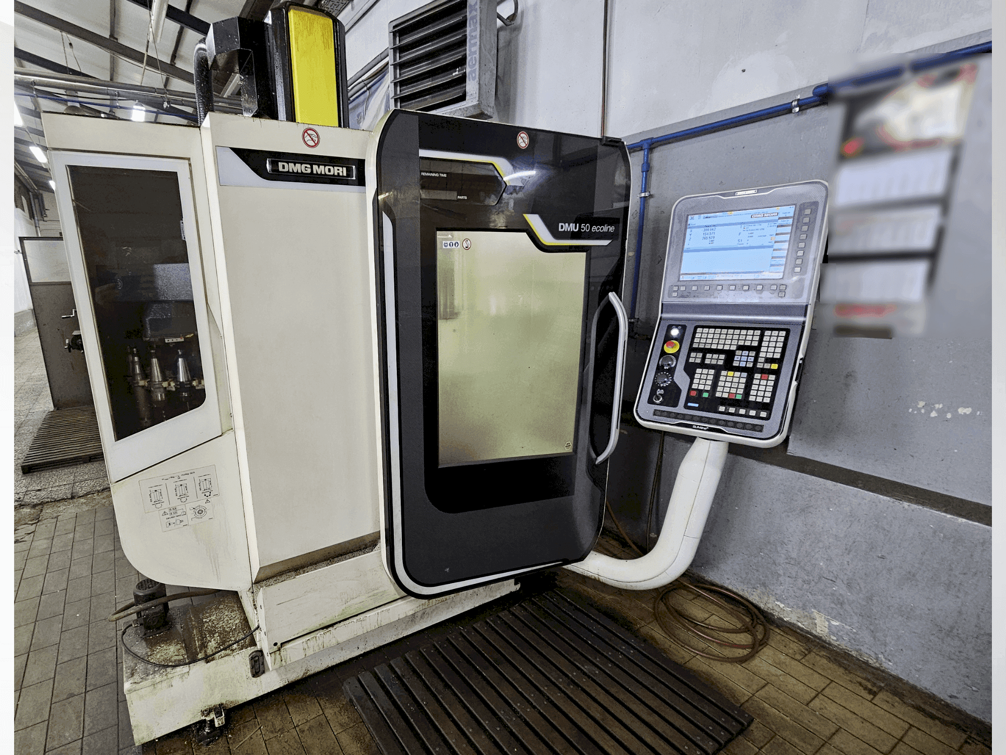 Vue de face de la machine DMG MORI DMU 50 ecoline