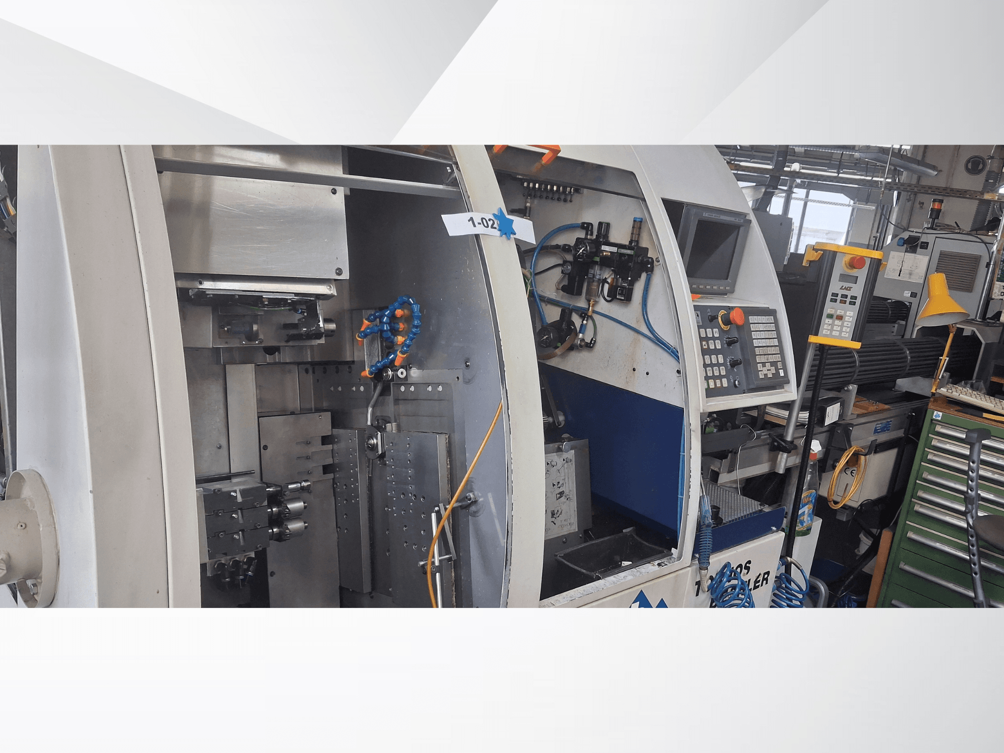 Tour de type suisse TORNOS DECO 2000-10, vue de face montrant le panneau de commande, le mécanisme de rotation et la configuration interne.