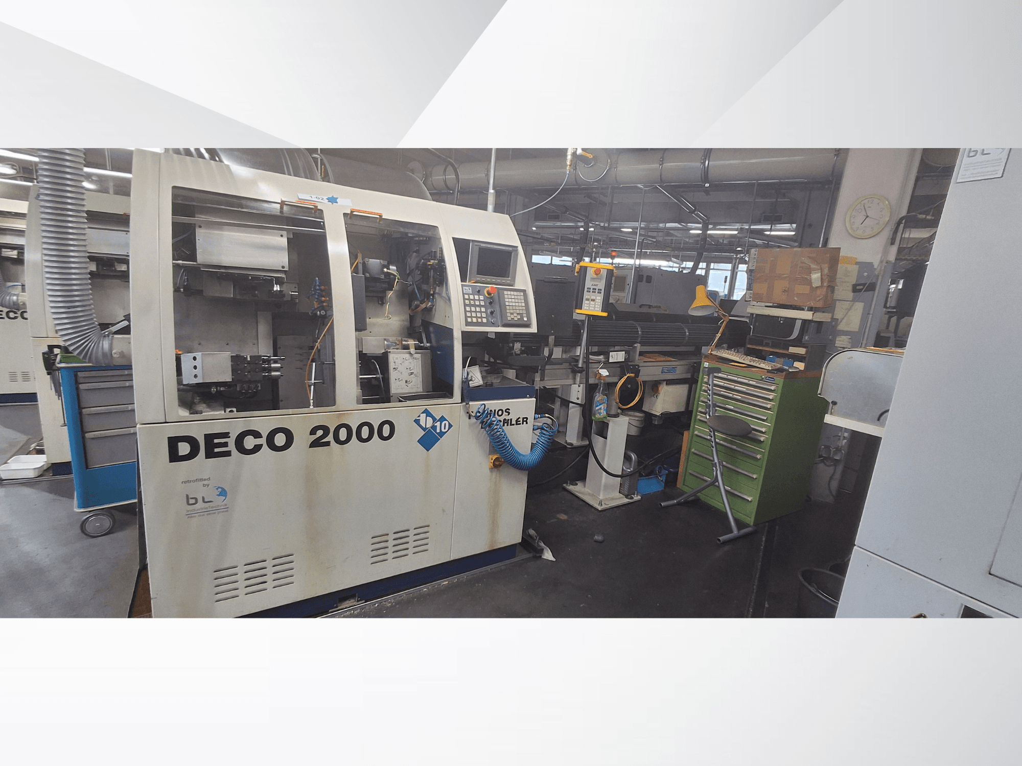 Tour de précision suisse TORNOS DECO 2000-10, vue de face, montrant le panneau de commande et la zone de chargement dans un atelier.