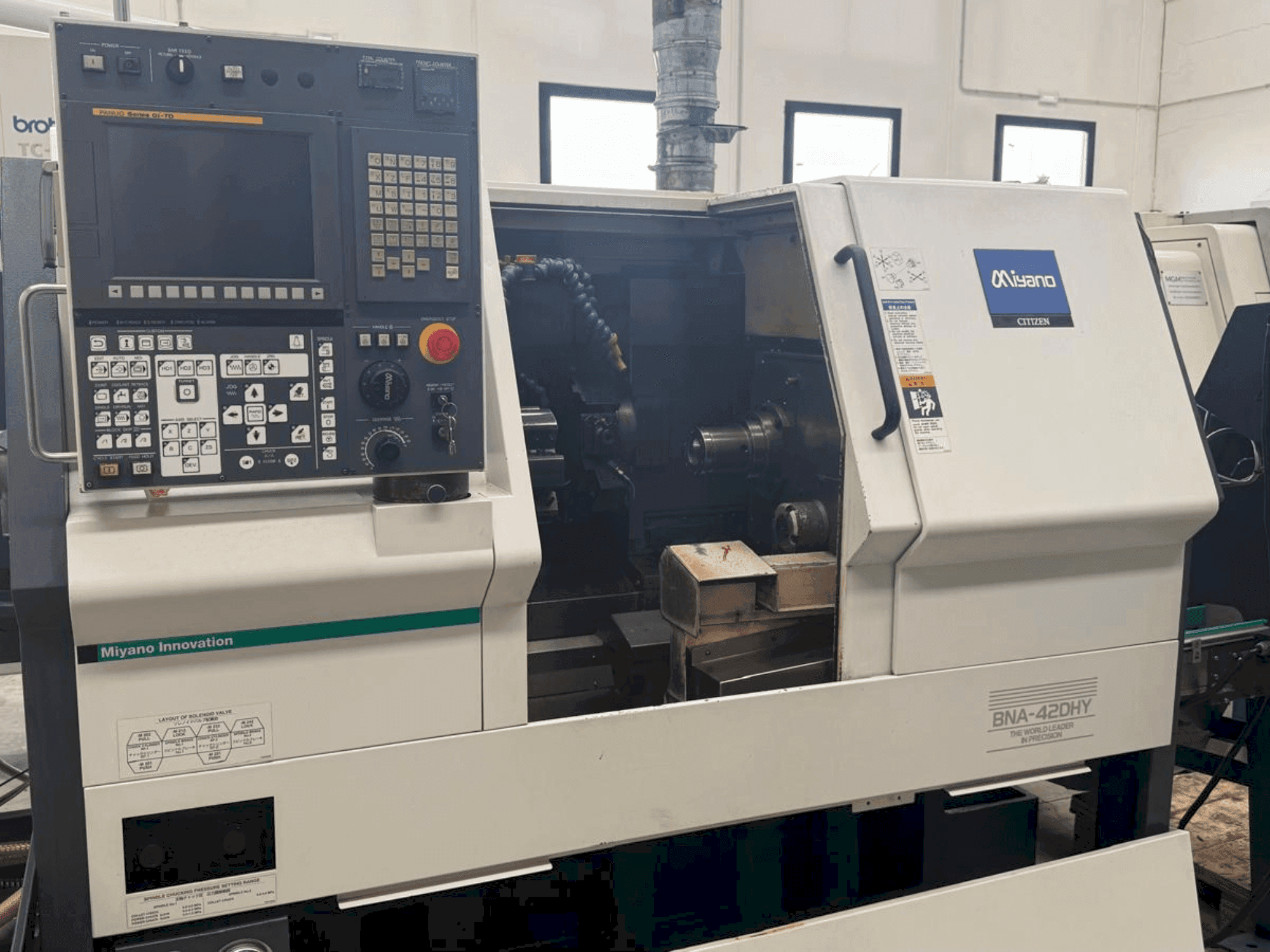 Vue de face de la machine Miyano BNA-42DHY