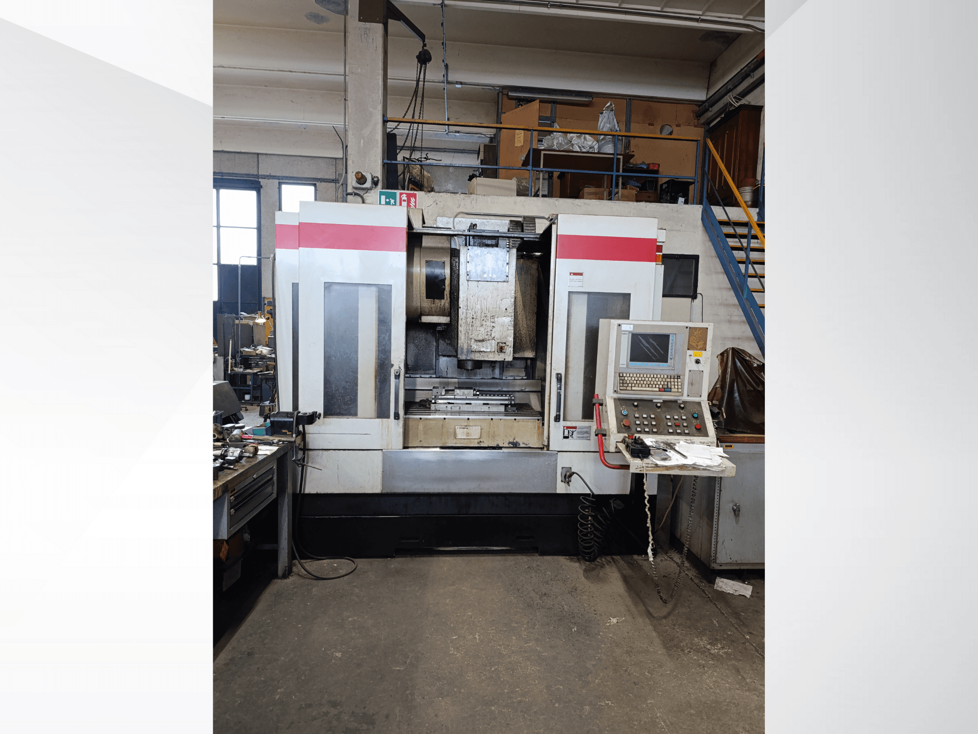 Machine CNC avec panneau de commande et interface opérationnelle, vue de face. La marque et le modèle ne sont pas visibles ; les détails comprennent les boutons de commande et l'affichage.