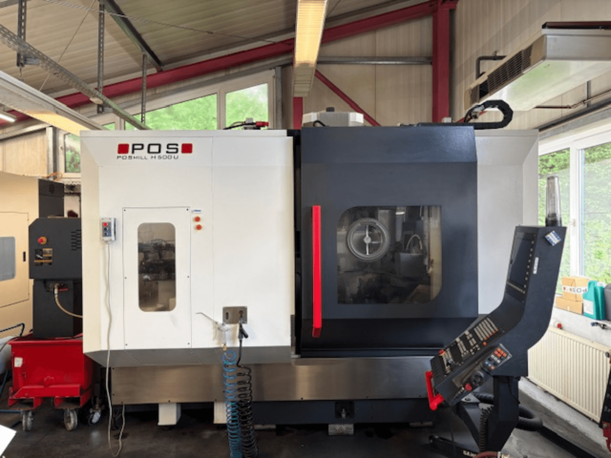 Fraiseuse POS POMILL H500 U vue de face, avec panneau de commande et fenêtre opérationnelle.