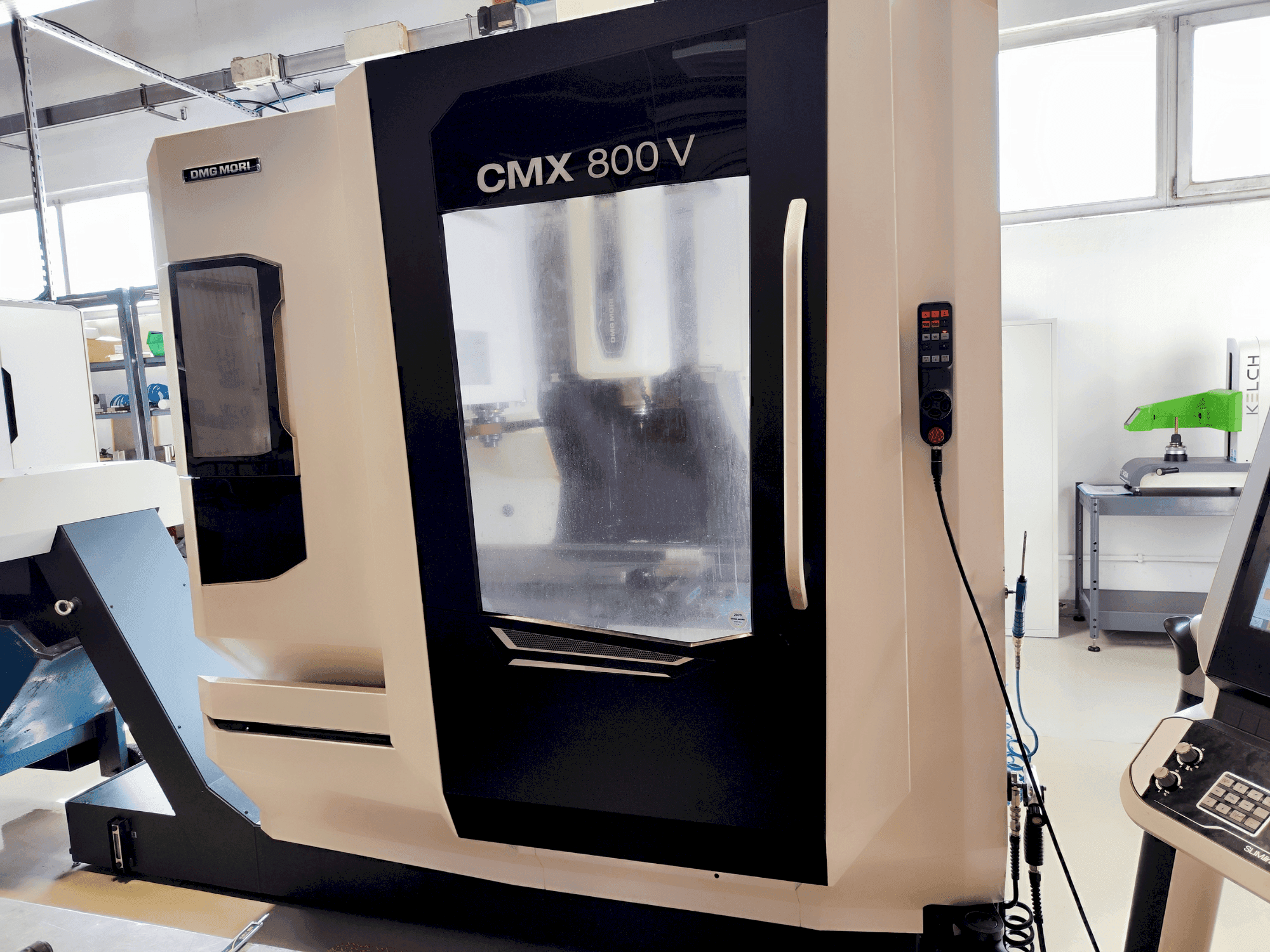 Vue de face de la machine DMG CMX 800 V