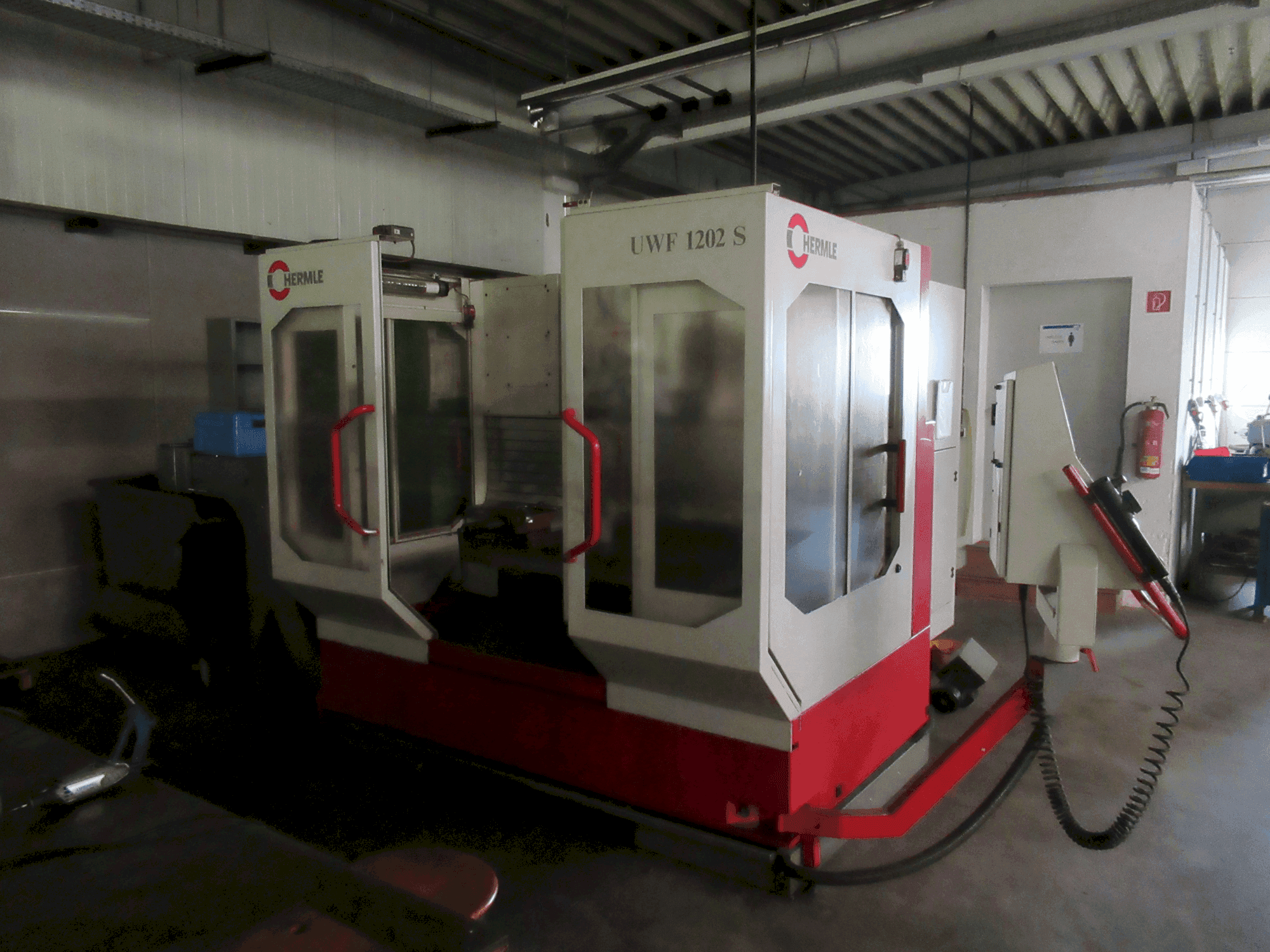 Vue de face de la machine HERMLE UWF 1202 S