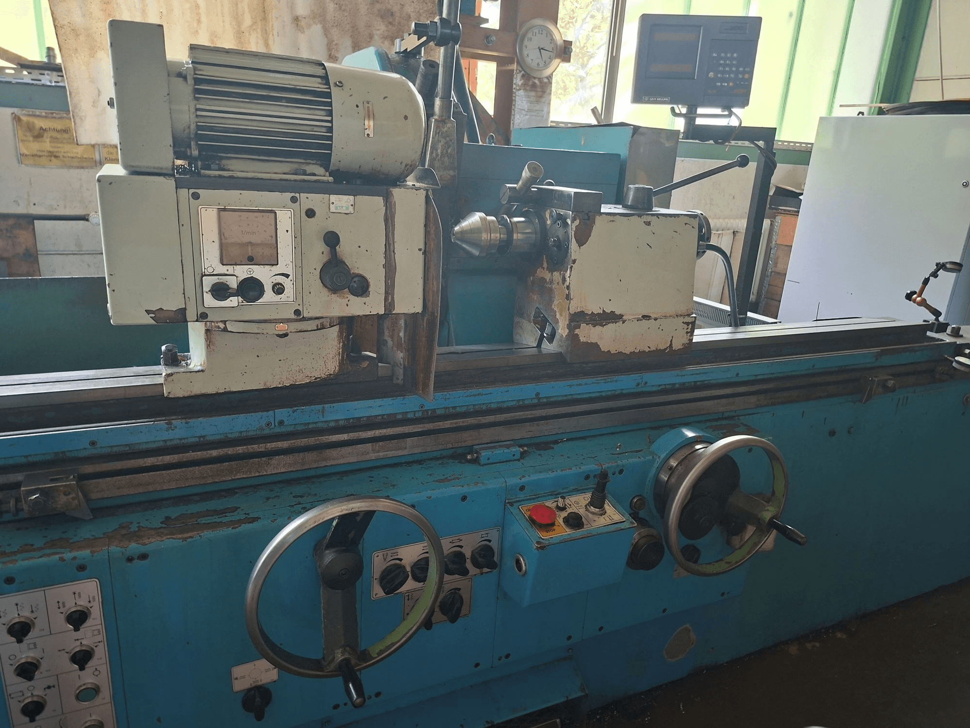 Rectifieuse cylindrique Cetos BHU 50 A x 2000, vue de face, montrant les commandes, le moteur et la zone de travail dans un atelier.