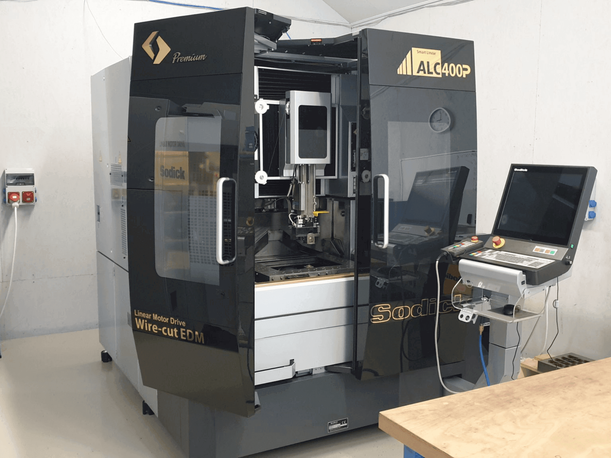 Vue de face de la machine Sodick SODICK ALC400P