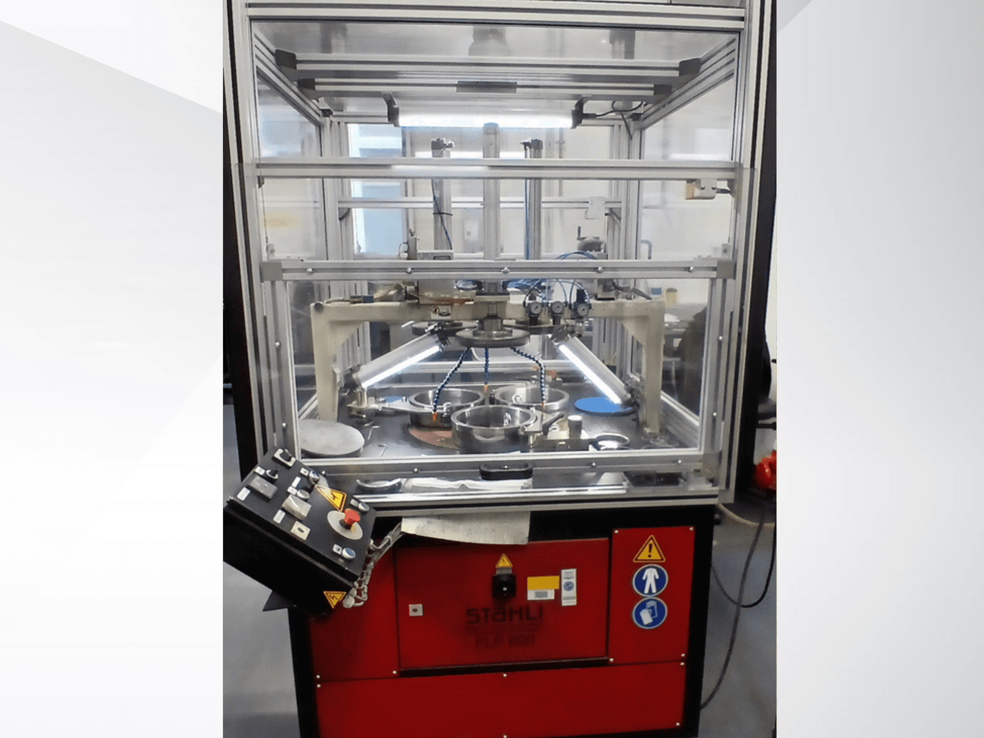Machine-outil MYLÄP BLP 600/3S, vue de face, présentant un carter transparent, les commandes de fonctionnement et les composants internes visibles.