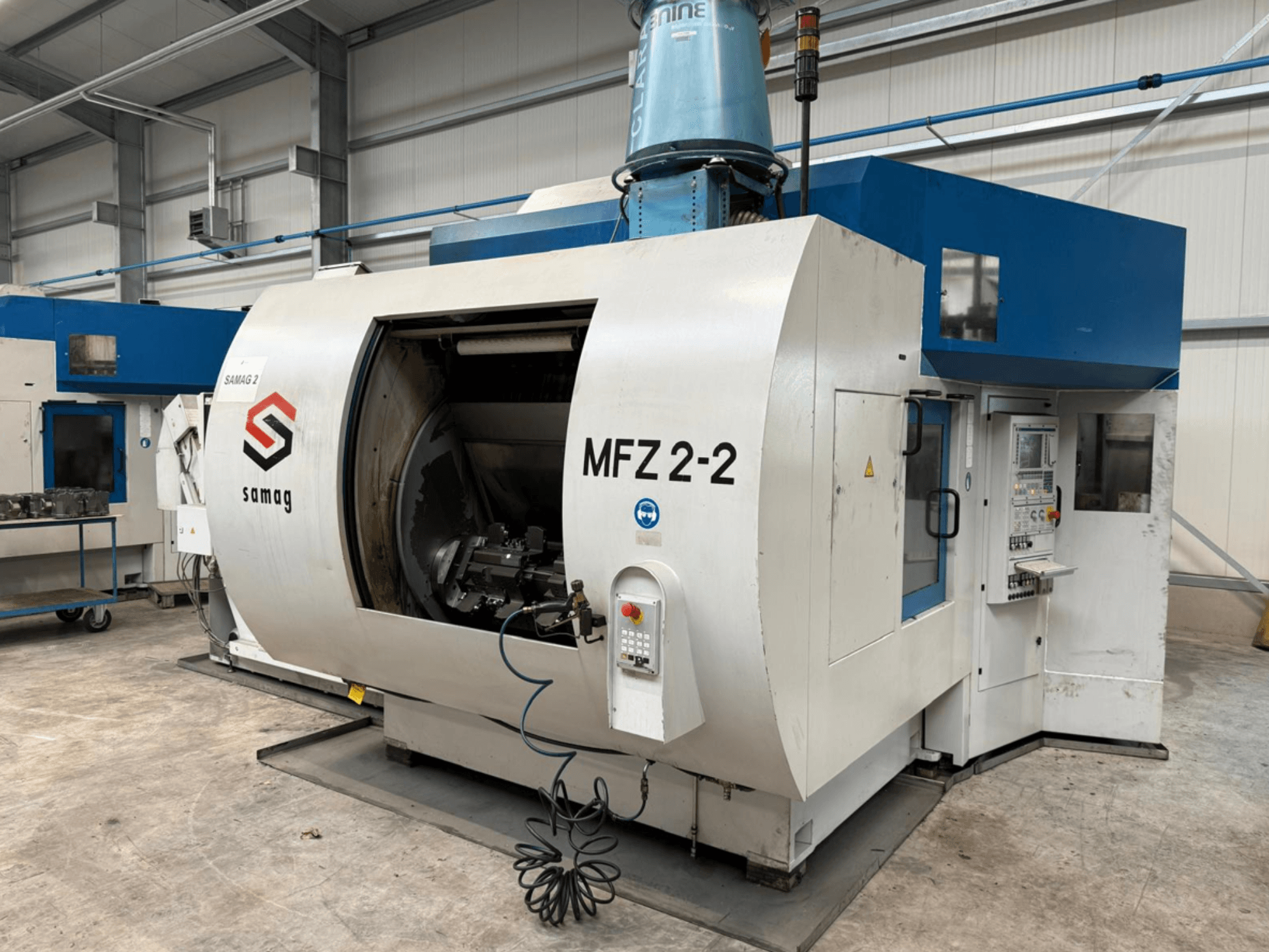 Fraiseuse Samag MFZ 2-2 vue de côté, présentant une grande chambre ouverte et un panneau de commande avec divers boutons et molettes.