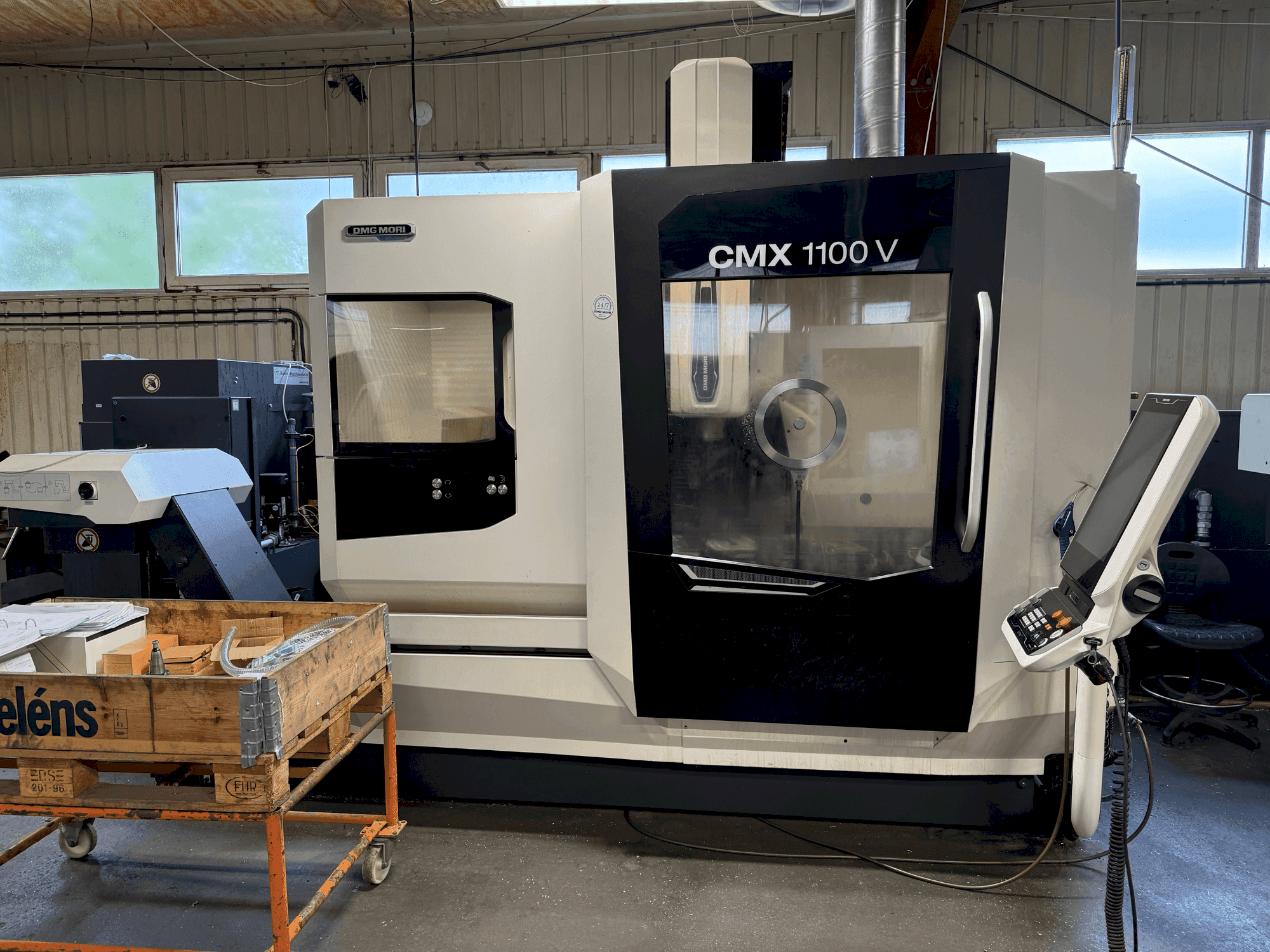 Vue de face de la machine DMG MORI CMX 1100 V (2022)