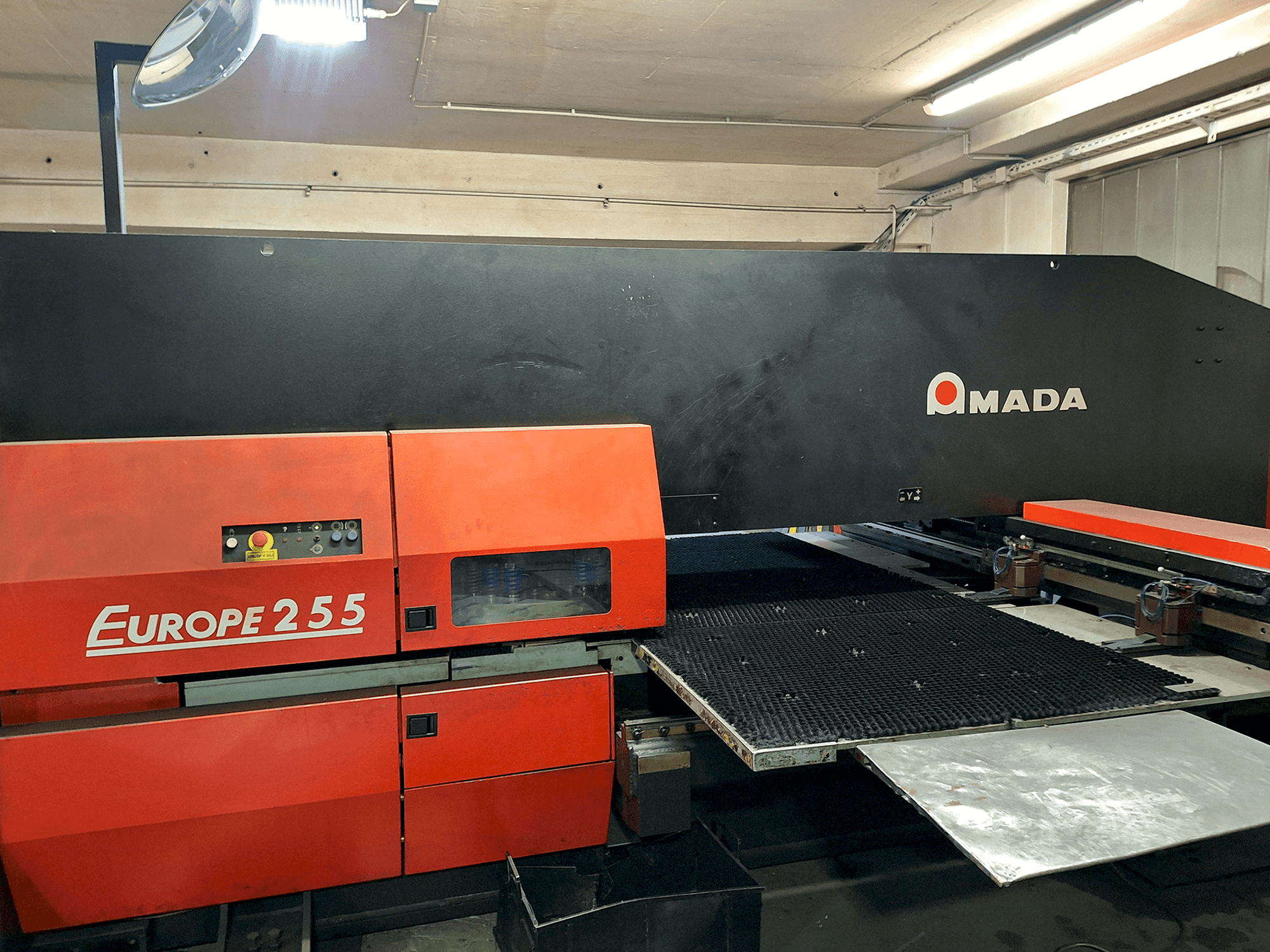 Vue de face de la machine AMADA EUROPE 255 CNC