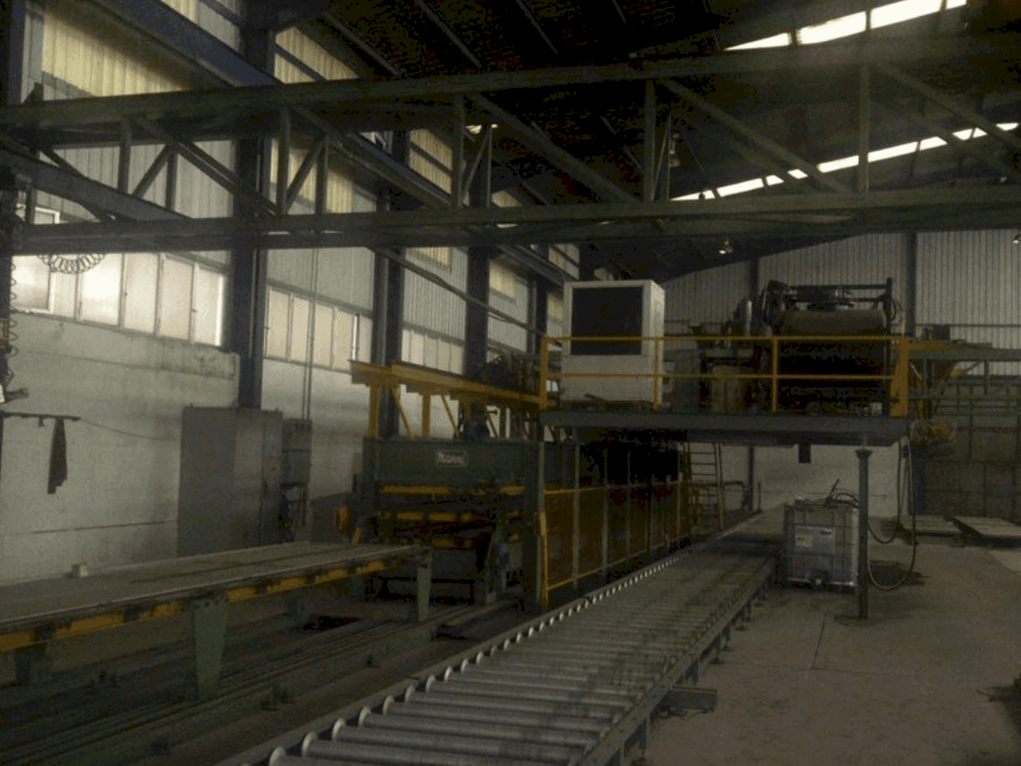 Vue de face de la machine MANNI Sandwich Panel Production Line