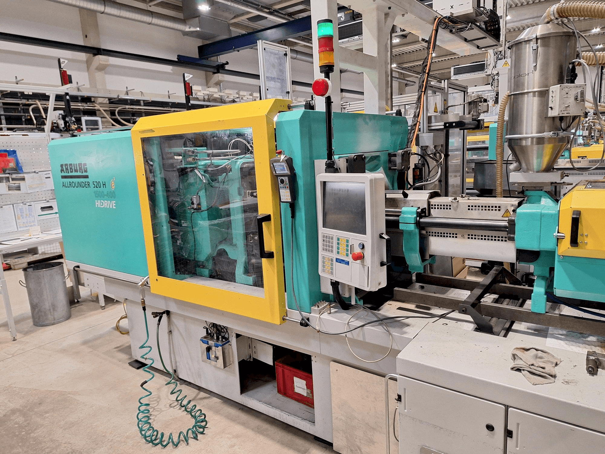 Vue de face de la machine Arburg 520 H 1500-400 (2013)