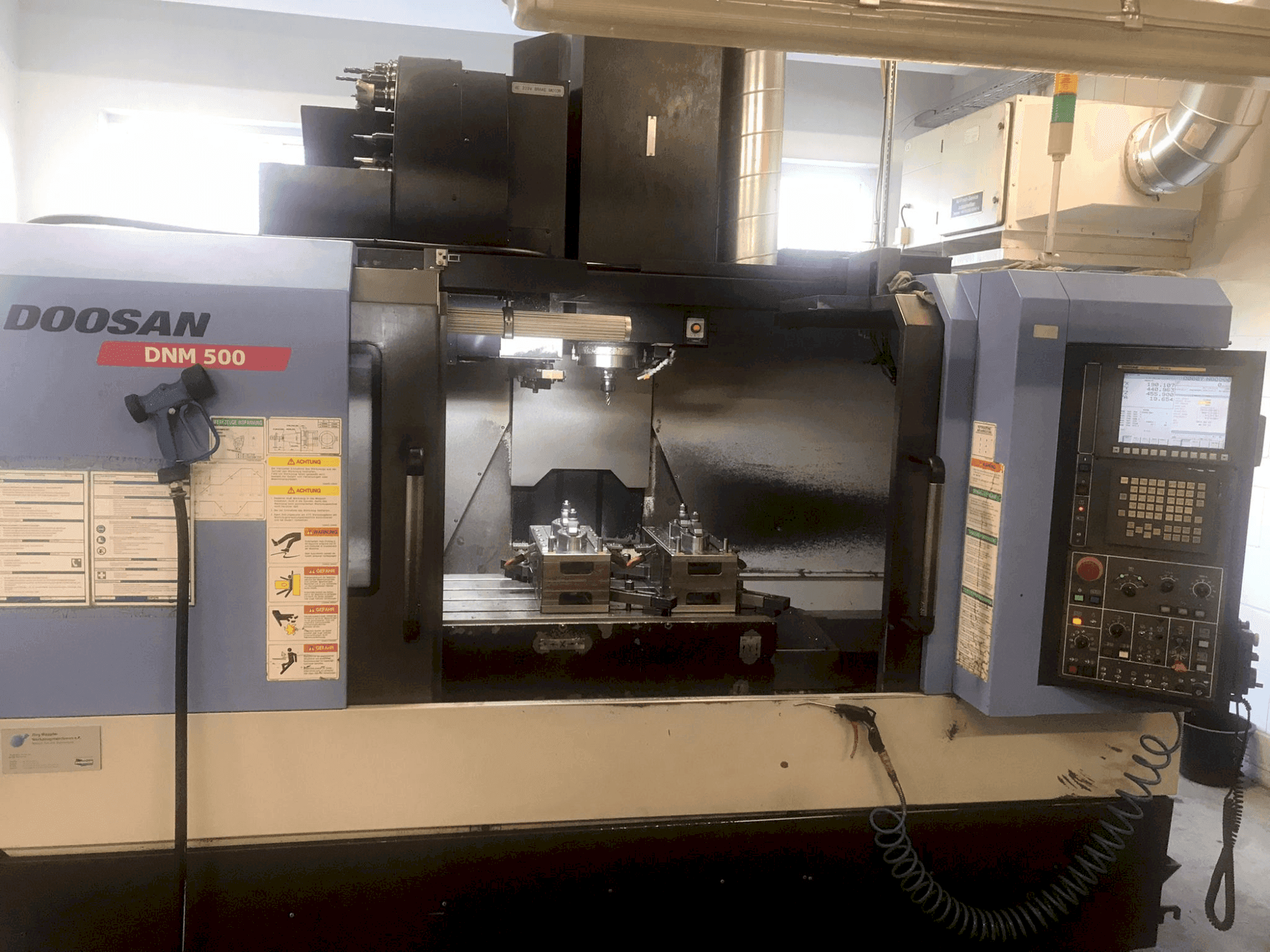 Vue de face de la machine DOOSAN DNM 500