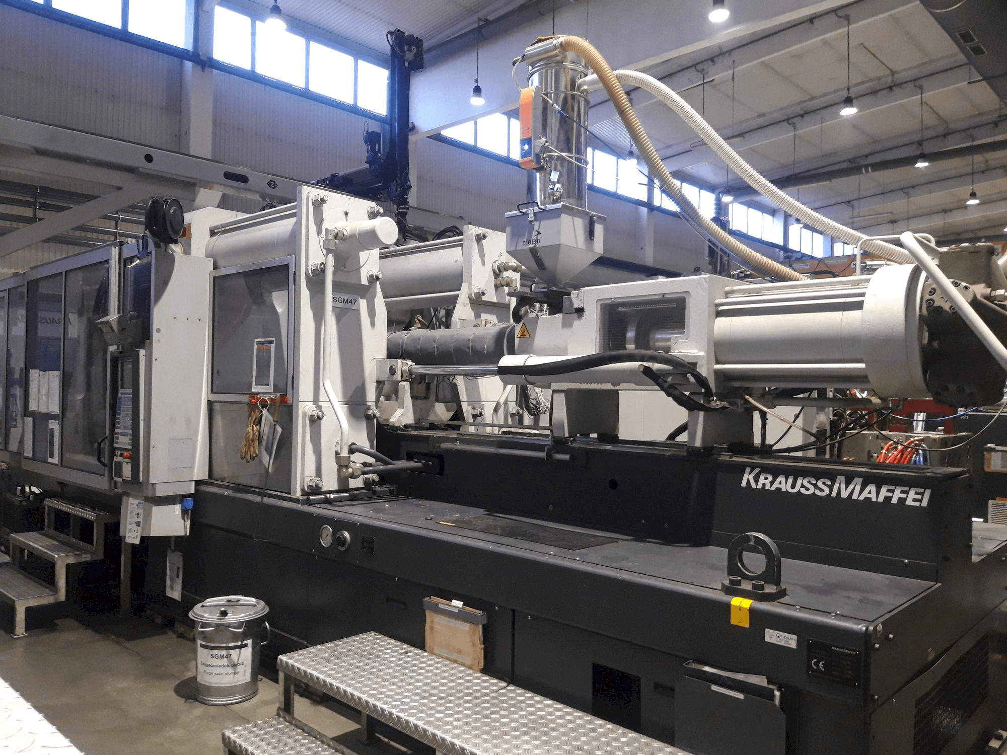Vue de face de la machine Krauss Maffei KM 650-2700 C2