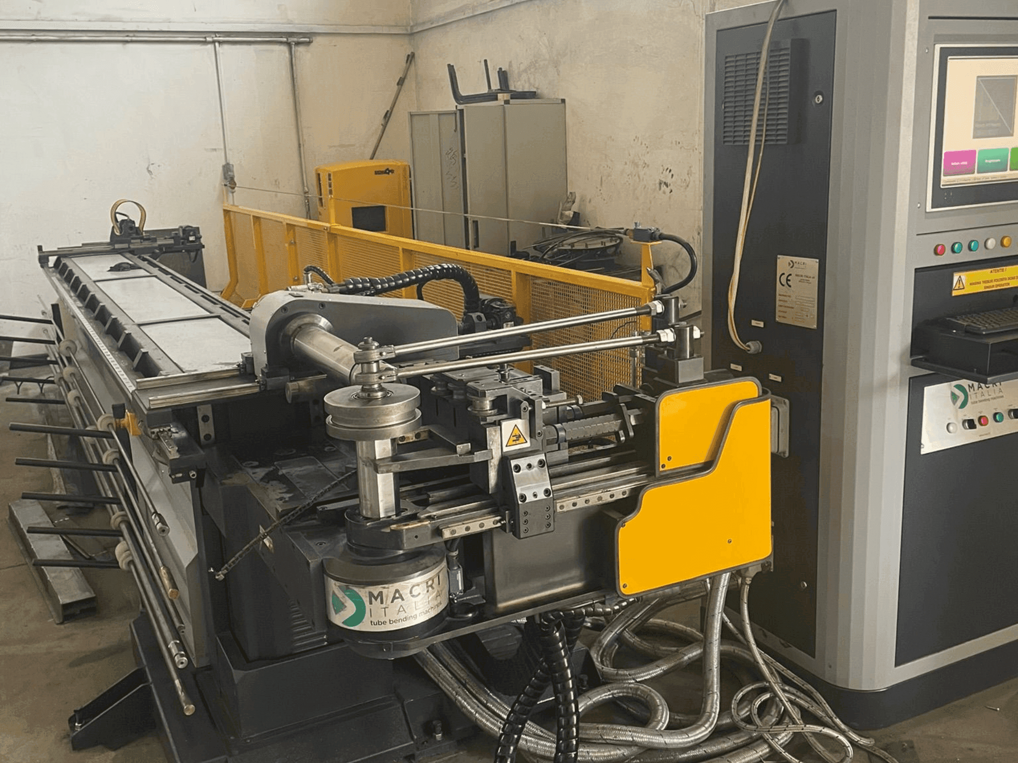 Vue de face de la machine MACRI PROVAR 6-45 U-D