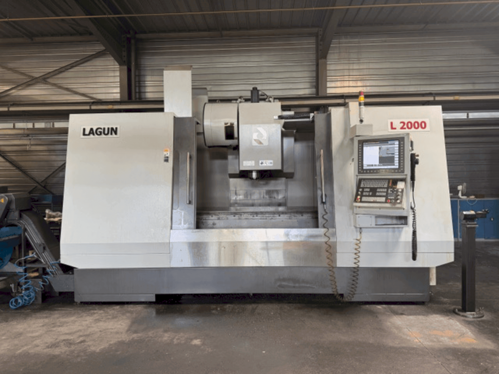 Vue de face de la machine LAGUN L2000
