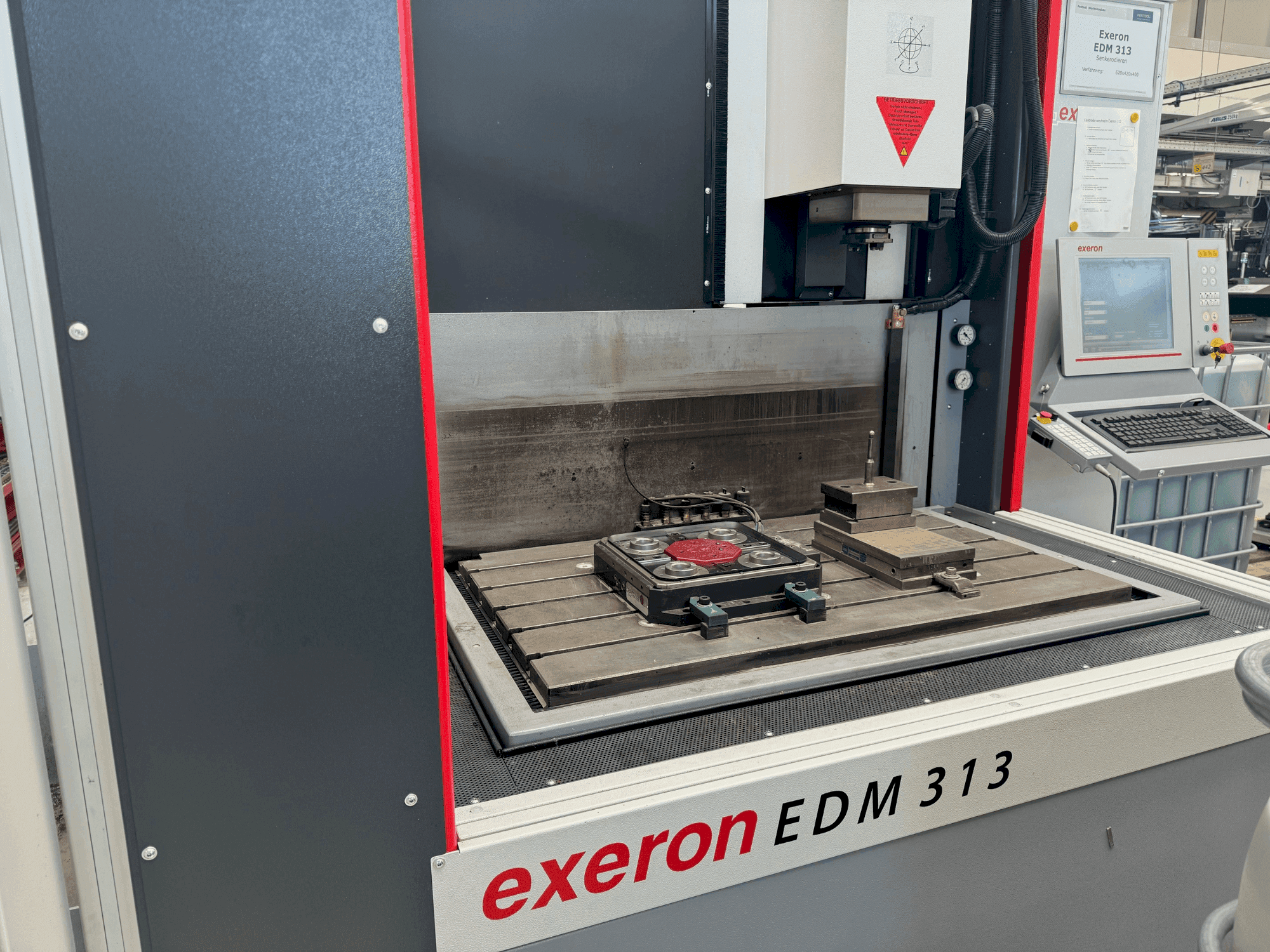 Vue de face de la machine Exeron EDM 313