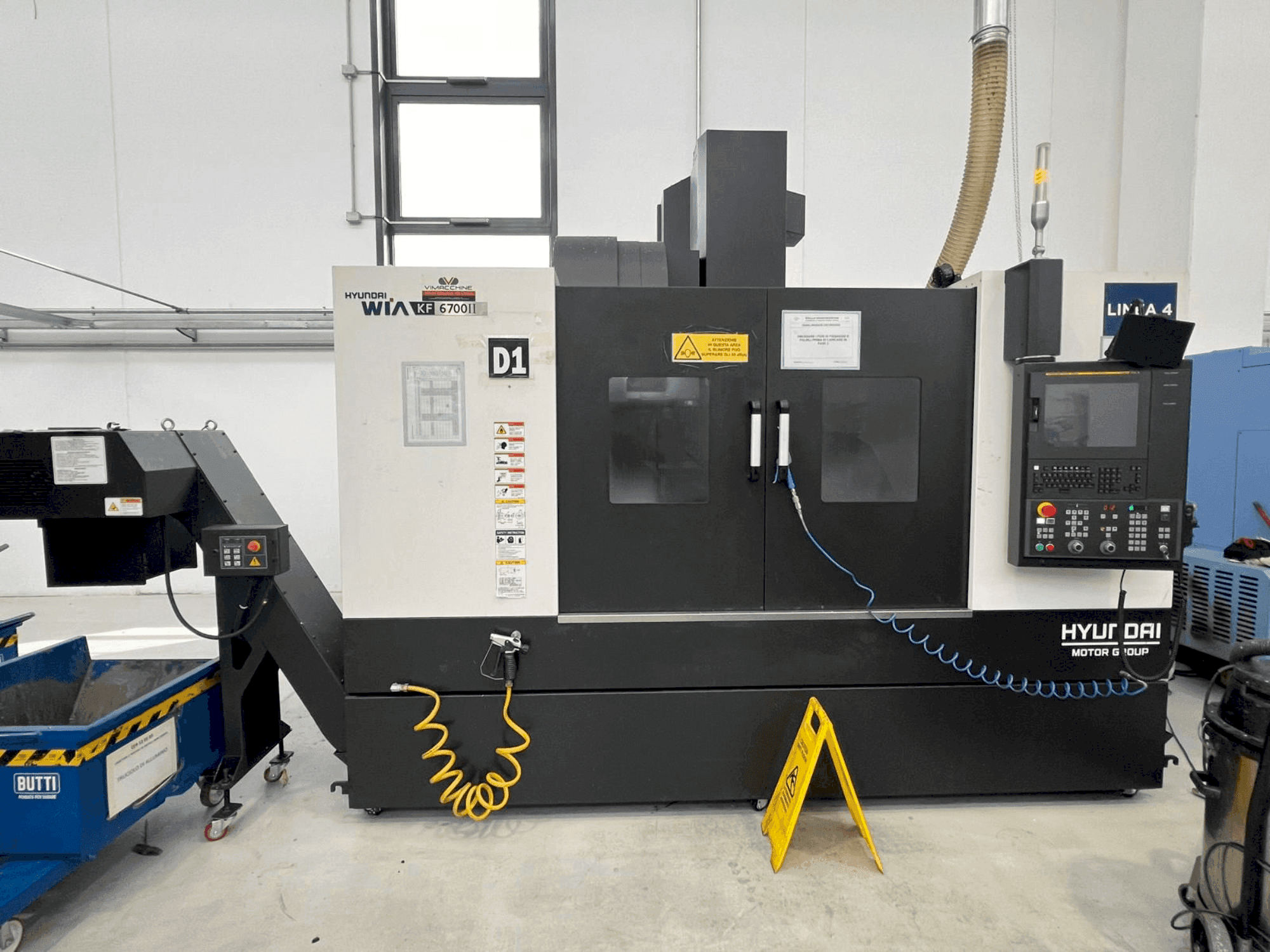 Vue de face de la machine Hyundai Wia KF 6700 II