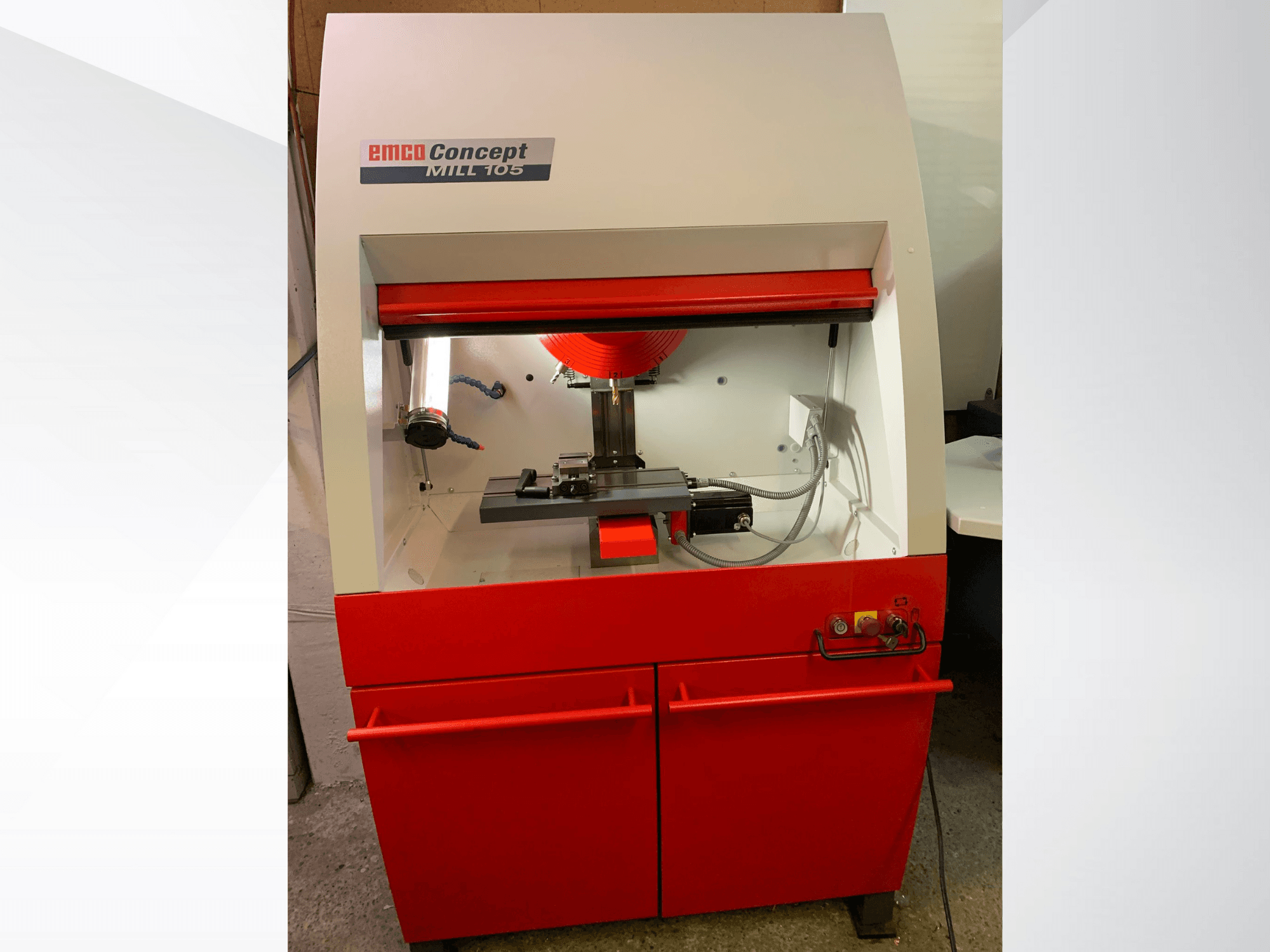 EMCO Concept MILL 105, vue de face d'une fraiseuse compacte à base rouge, dotée d'un outil de coupe et d'un éclairage lumineux.