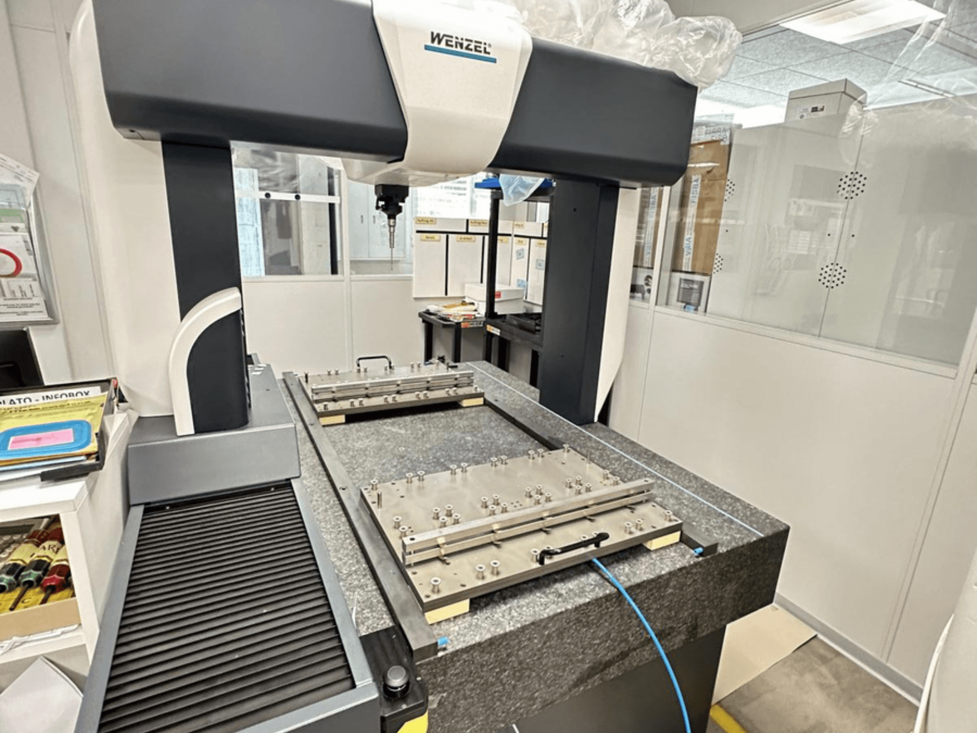 Machine à mesurer tridimensionnelle (CMM) Wenzel LH 65 dans un environnement de laboratoire, dotée d'un socle en granit avec une plate-forme de mesure réglable et un bras suspendu.