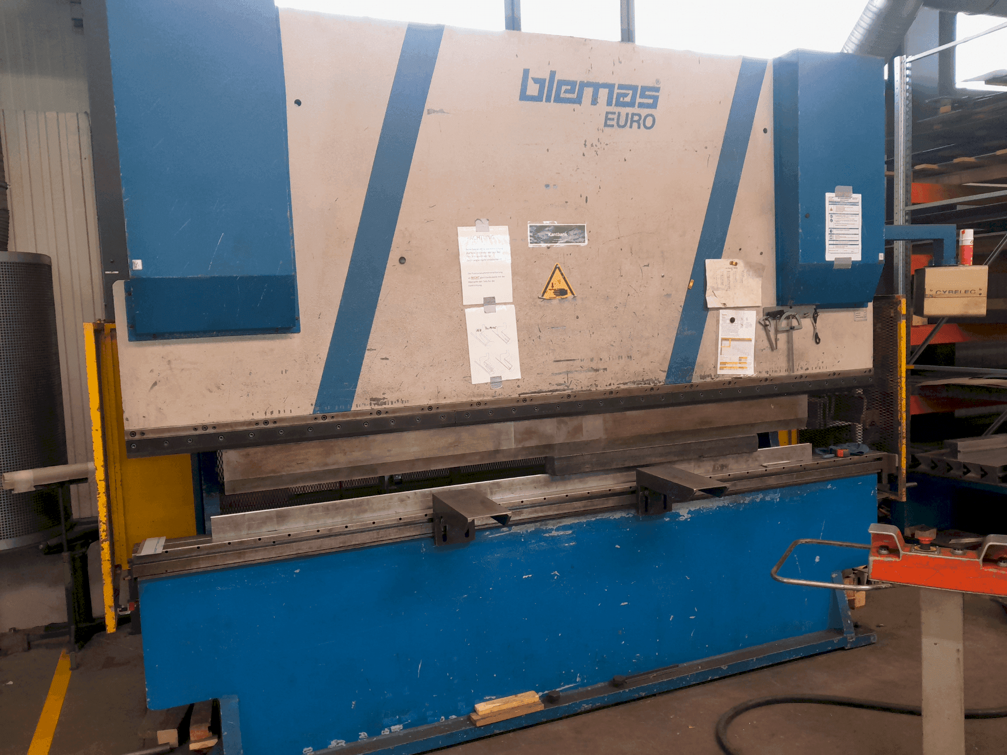 Vue de face de la machine BLEMAS EURO 160