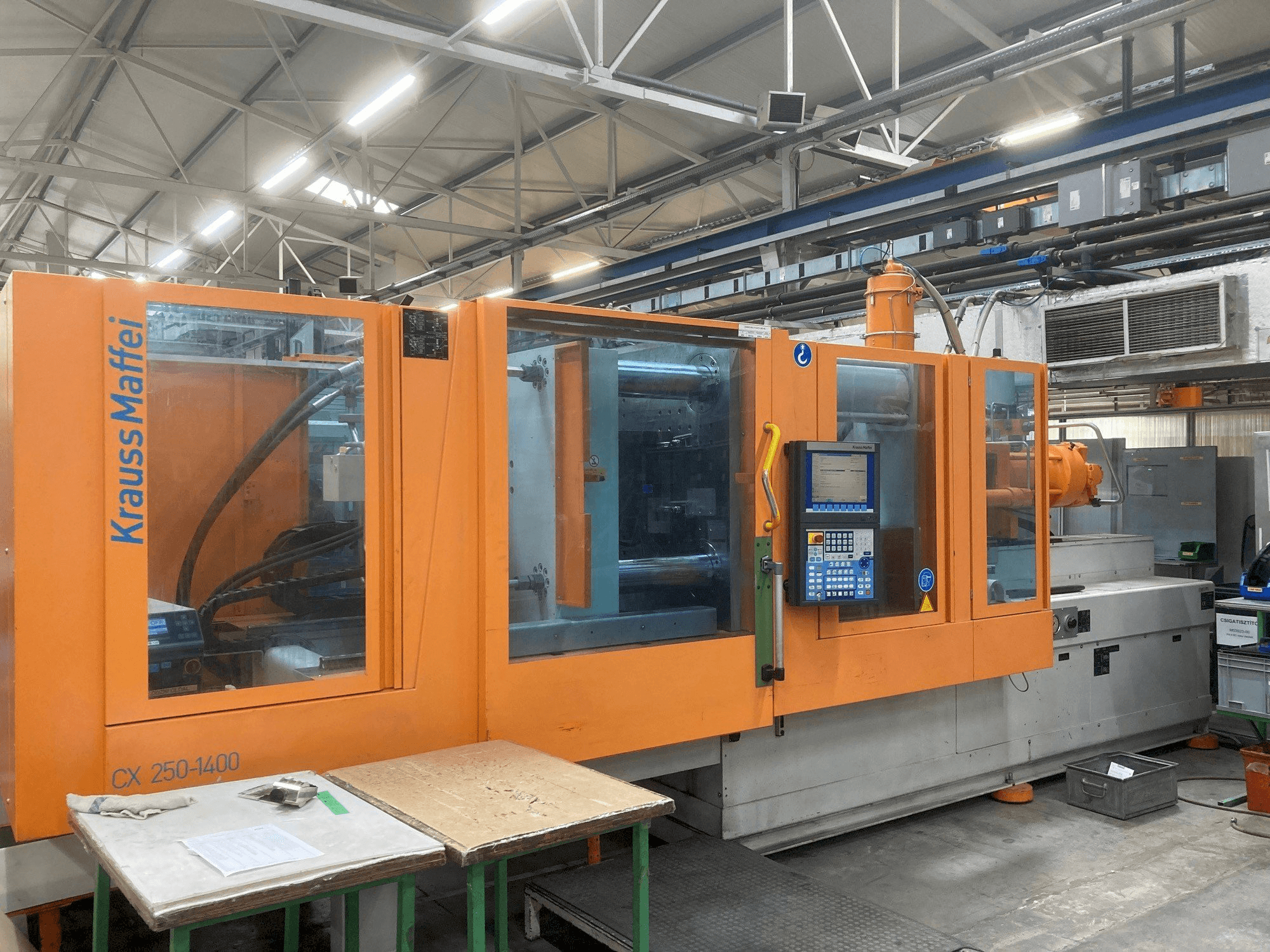 Vue de face de la machine Krauss Maffei KM 250-400 CX