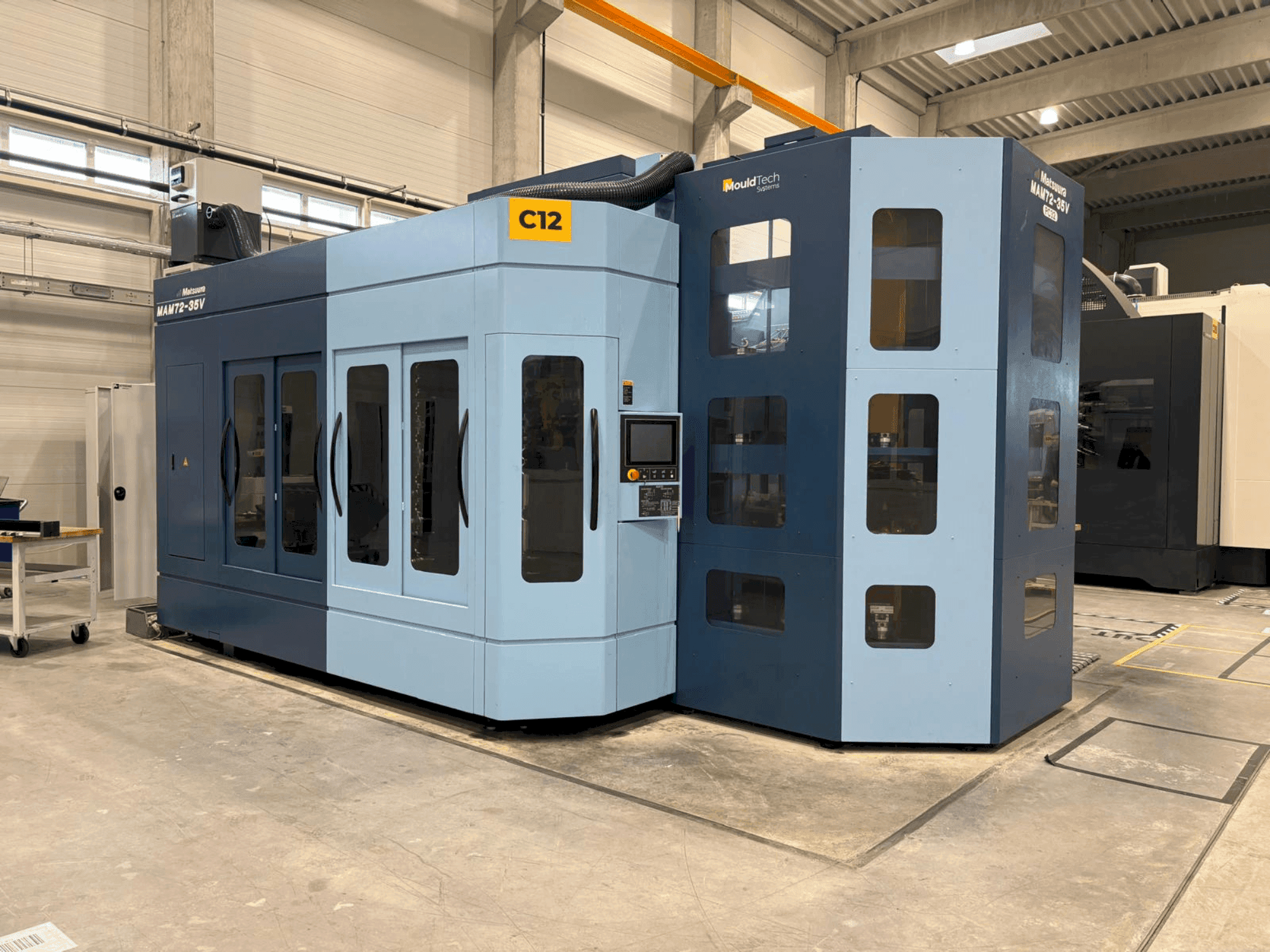 Vue de face de la machine Matsuura MAM72-35V