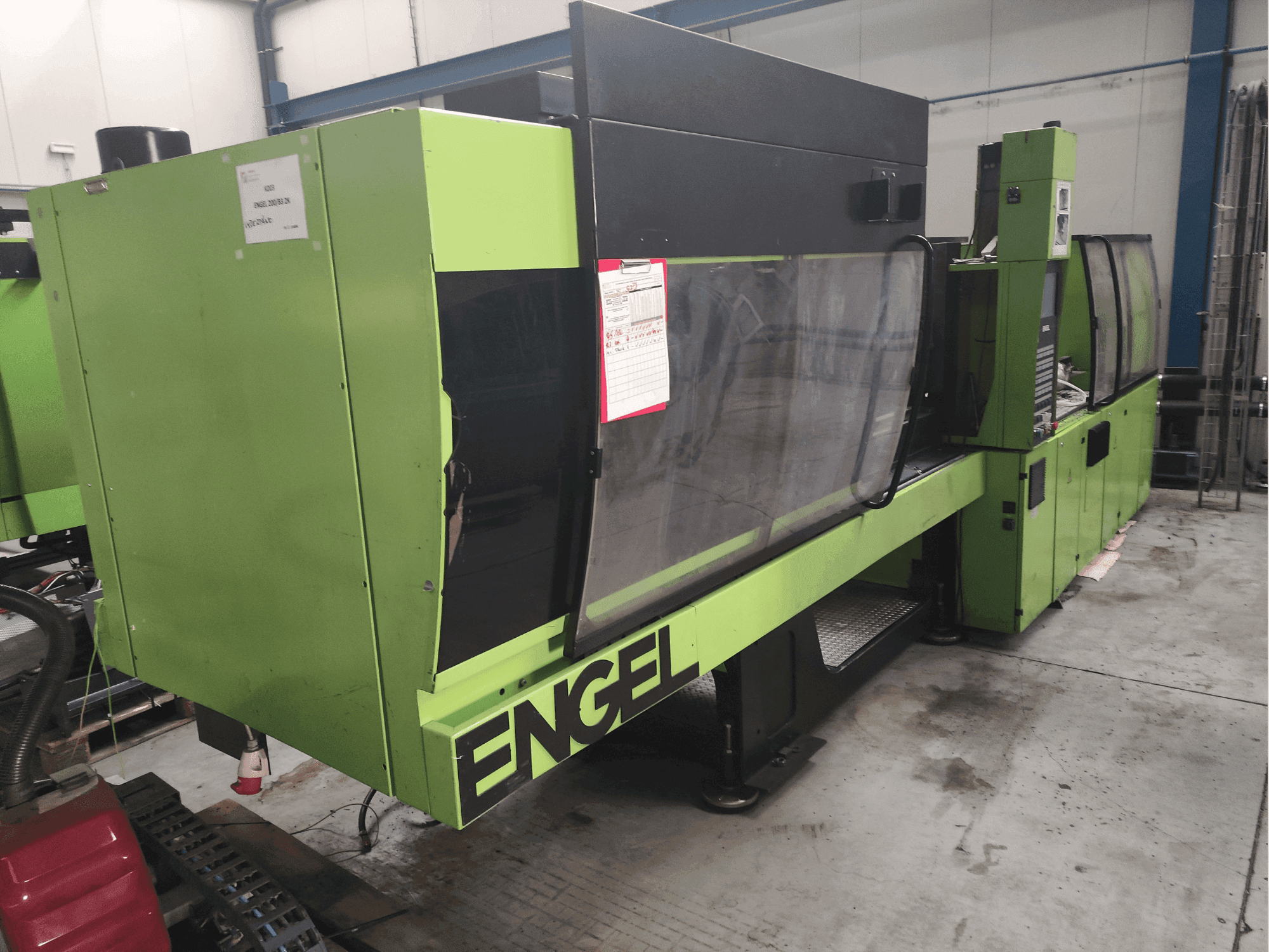 Vue de face de la machine Engel Victory 750/200 Tech
