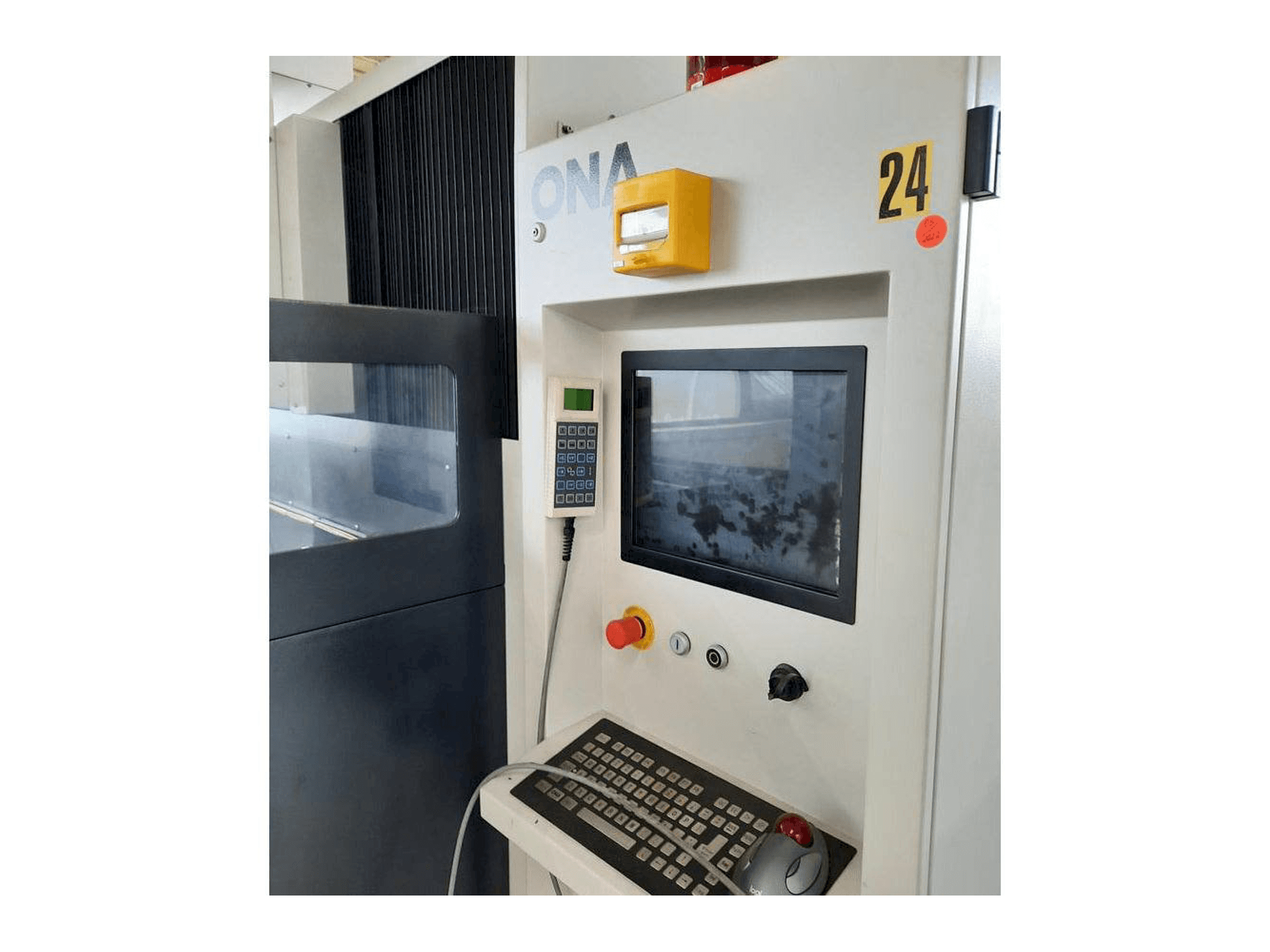 Vue de face de la machine ONA NX4F