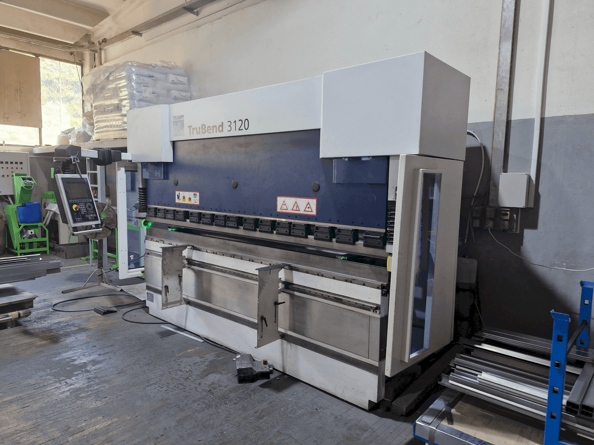 Vue de face de la machine TRUMPF TruBend 3120,