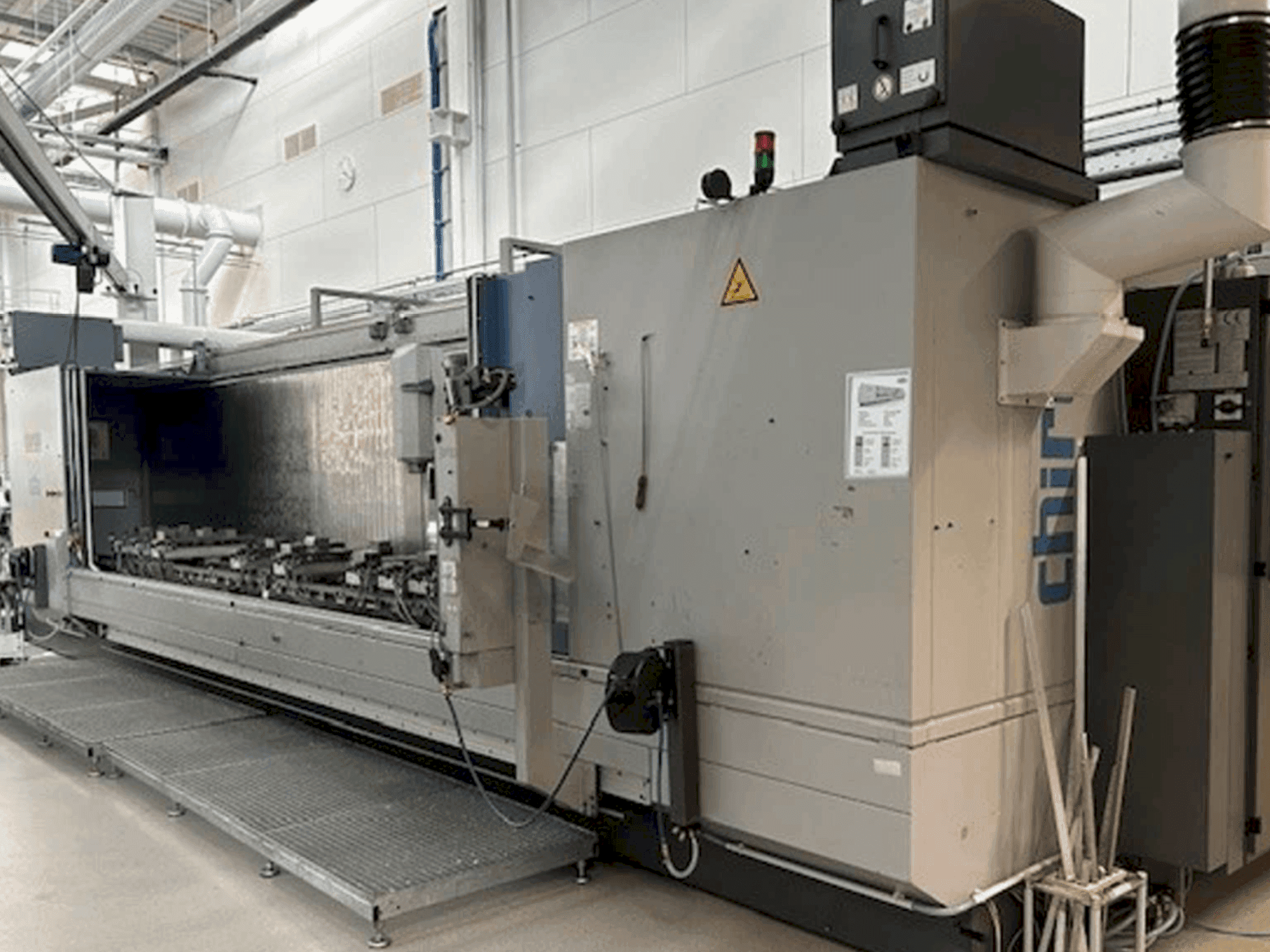 Vue de face de la machine CHIRON Mill 6000 SK