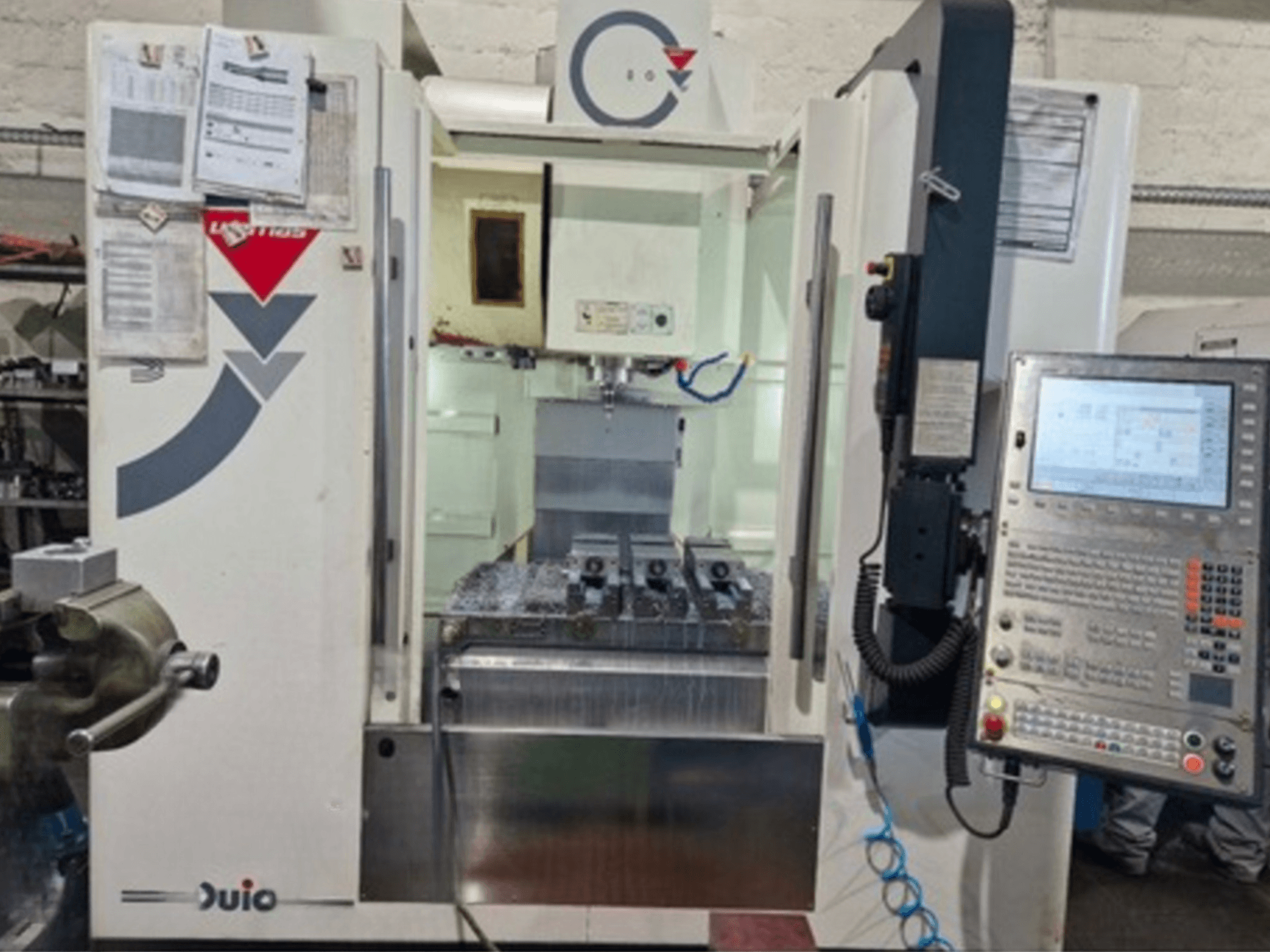Vue avant du centre d'usinage vertical WEMAS VZ 860, doté d'un panneau de commande et d'une interface CNC, avec les documents joints.