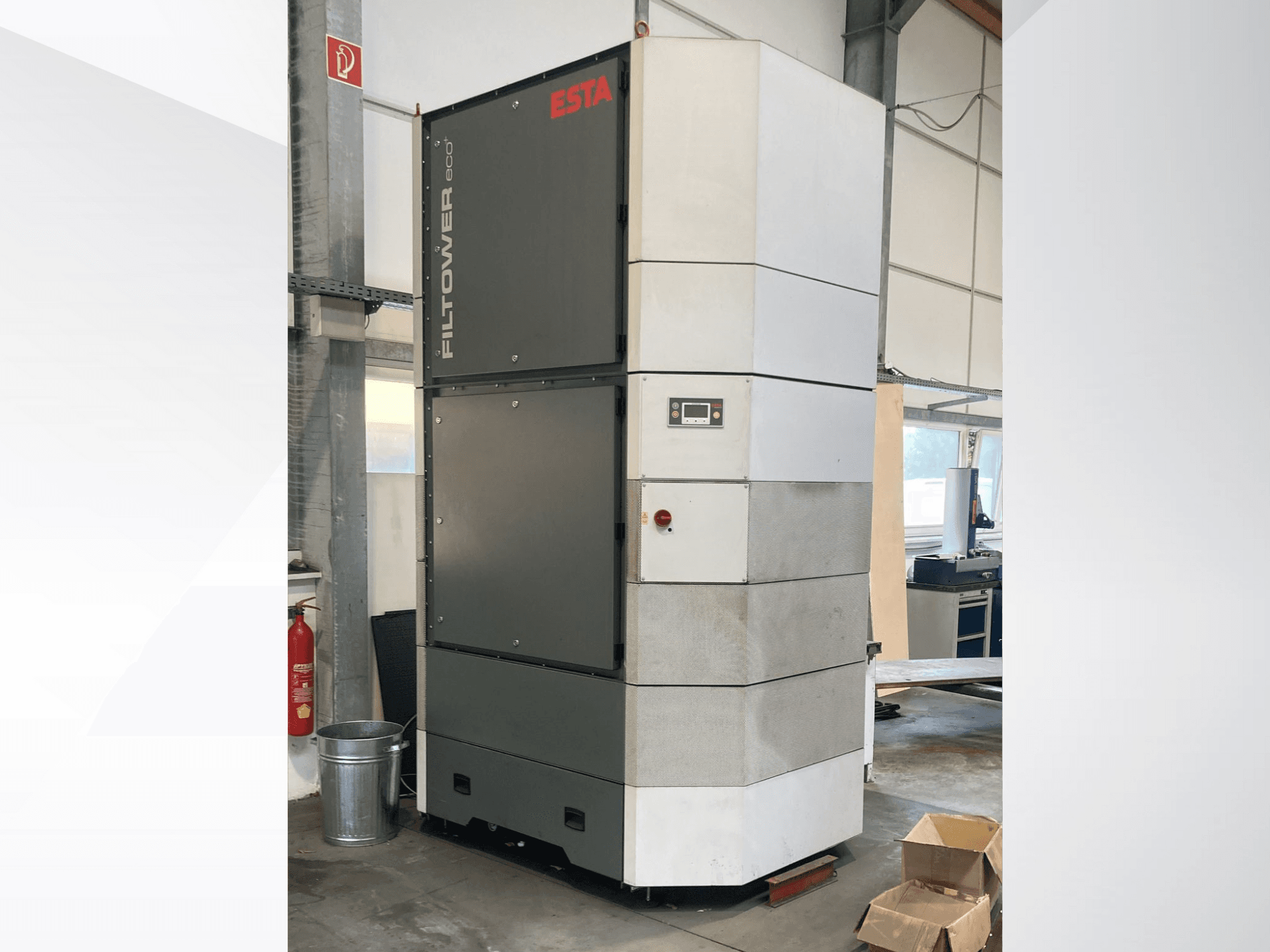 ESTA Filtower eco en gris et blanc, vue de face, avec panneau de commande et orifices de ventilation. Convient pour la filtration industrielle de l'air.