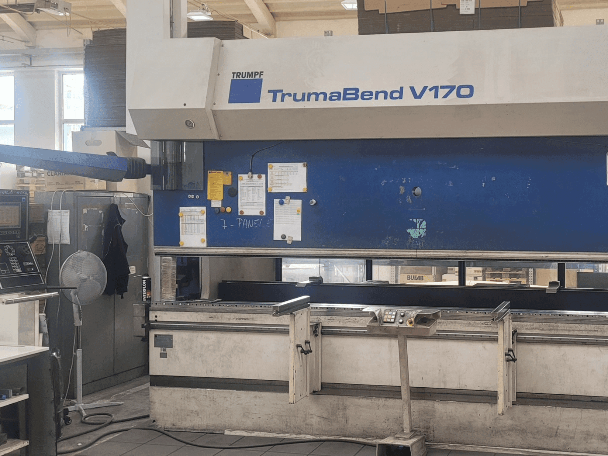 Vue de face de la machine TRUMPF TrumaBend V170